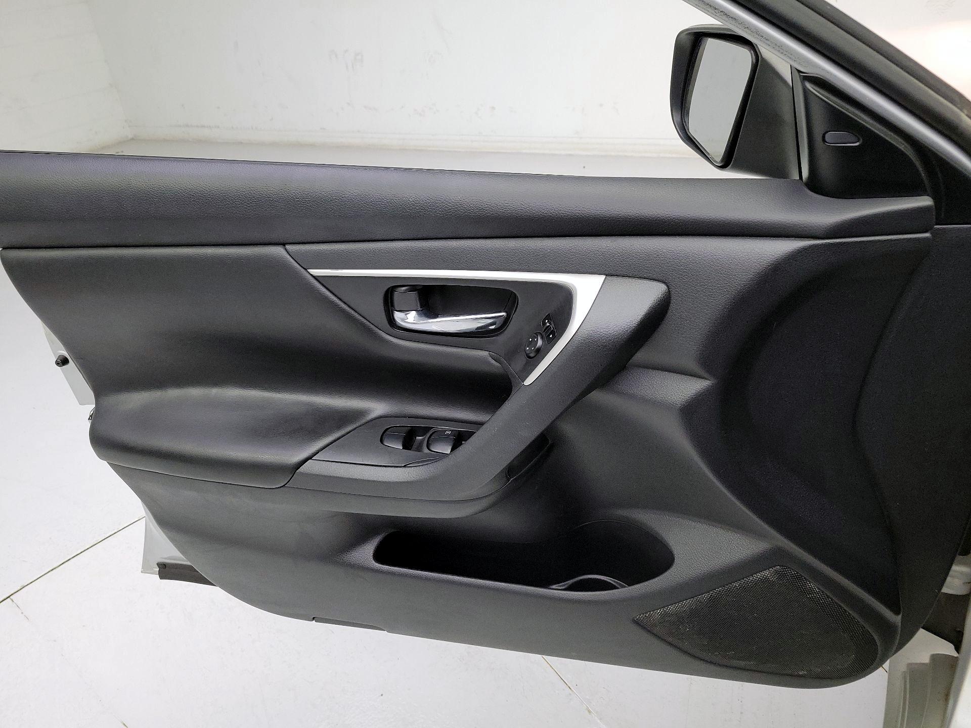 Thumbnail: 2017 Nissan Altima - 12