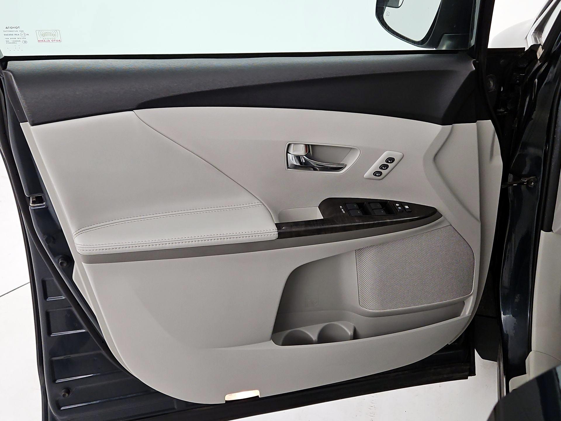 Thumbnail: 2014 Toyota Venza - 12