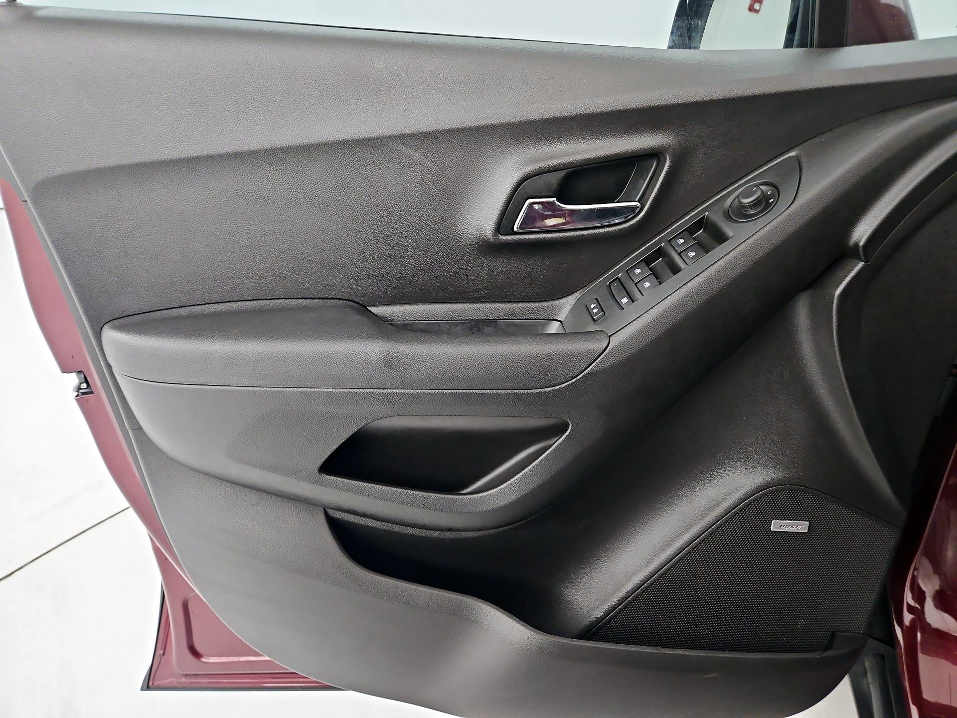 Thumbnail: 2017 Chevrolet Trax - 12