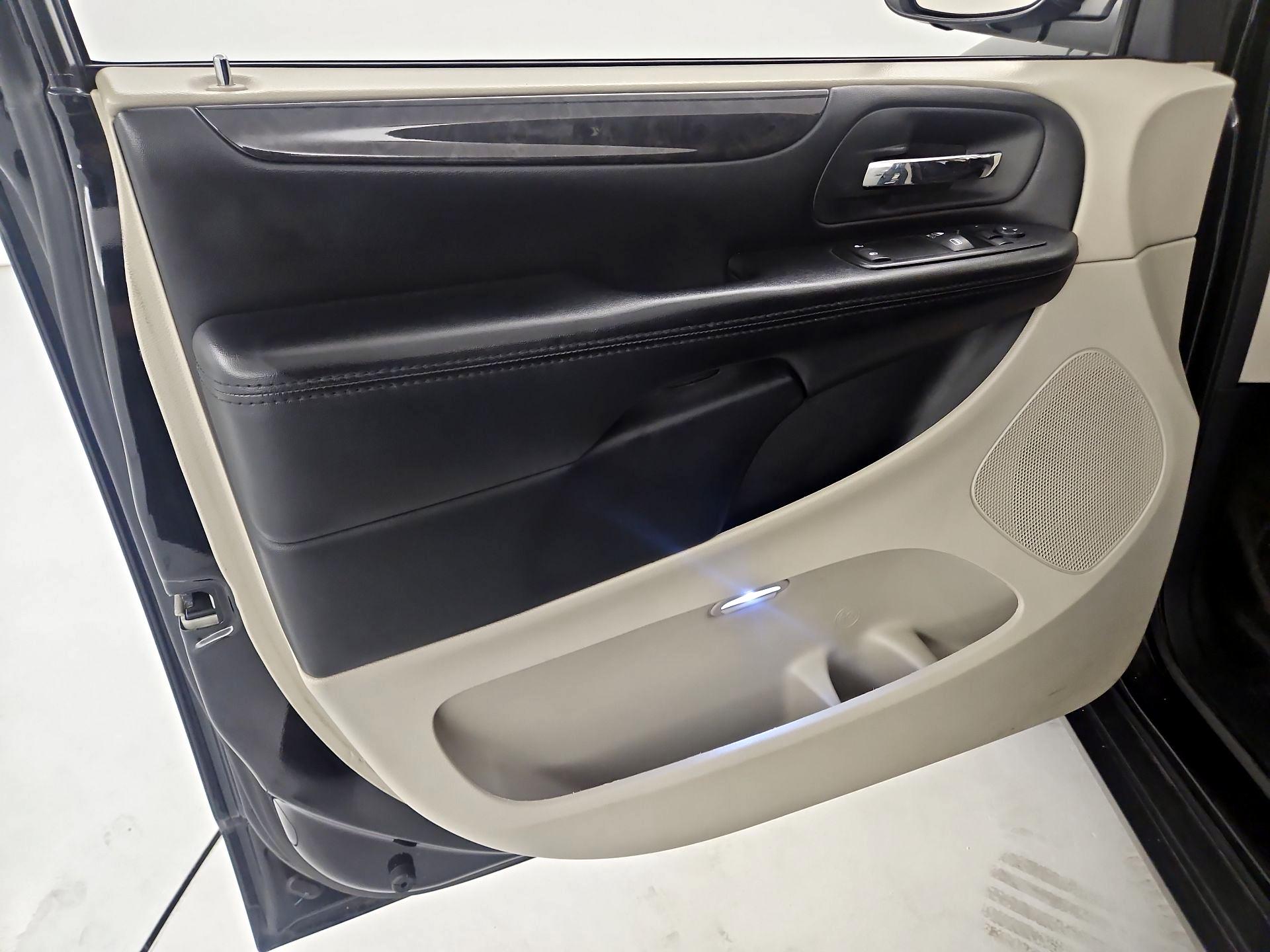 Thumbnail: 2016 Dodge Grand Caravan - 10