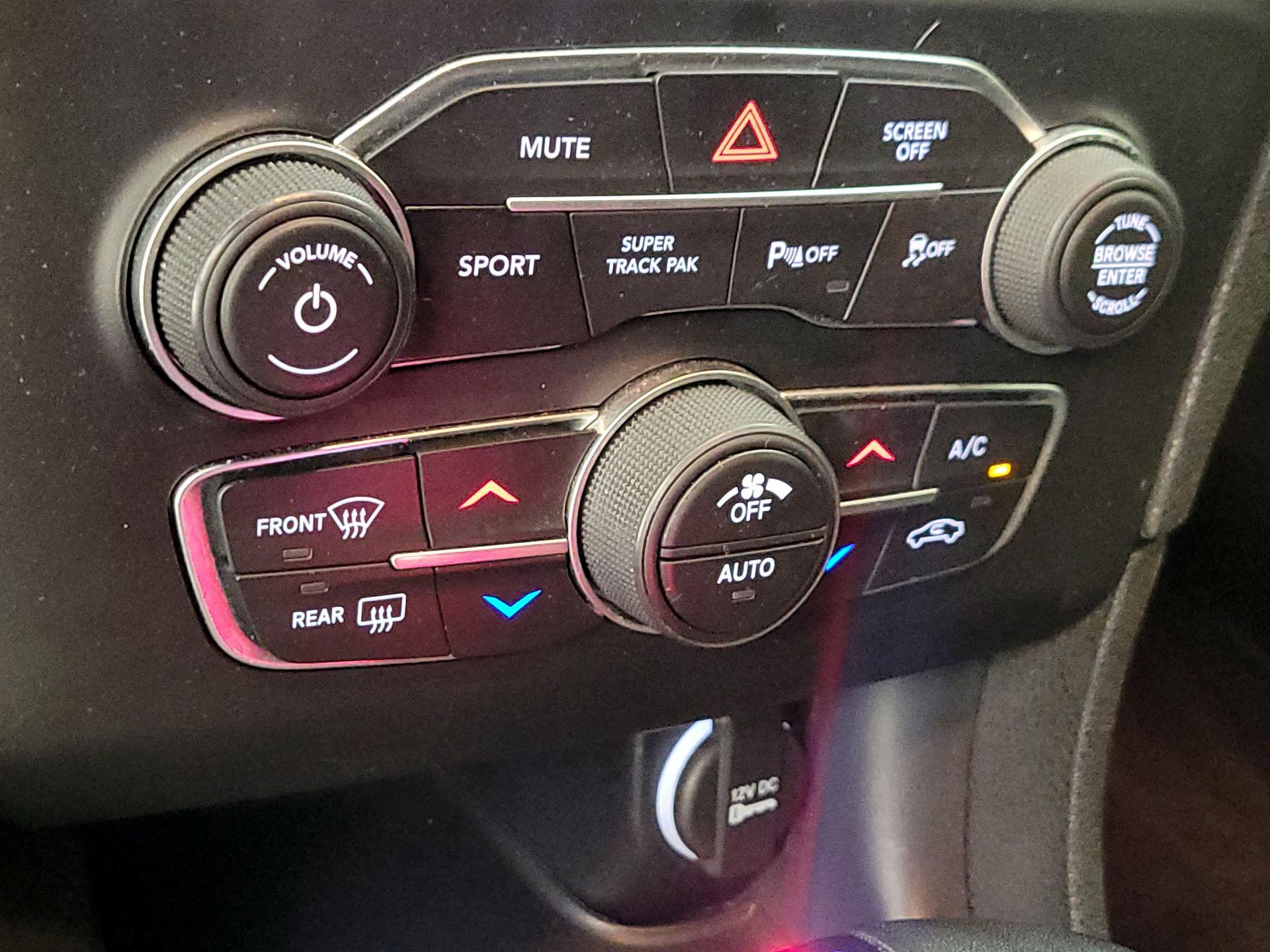 Thumbnail: 2020 Dodge Charger - 16