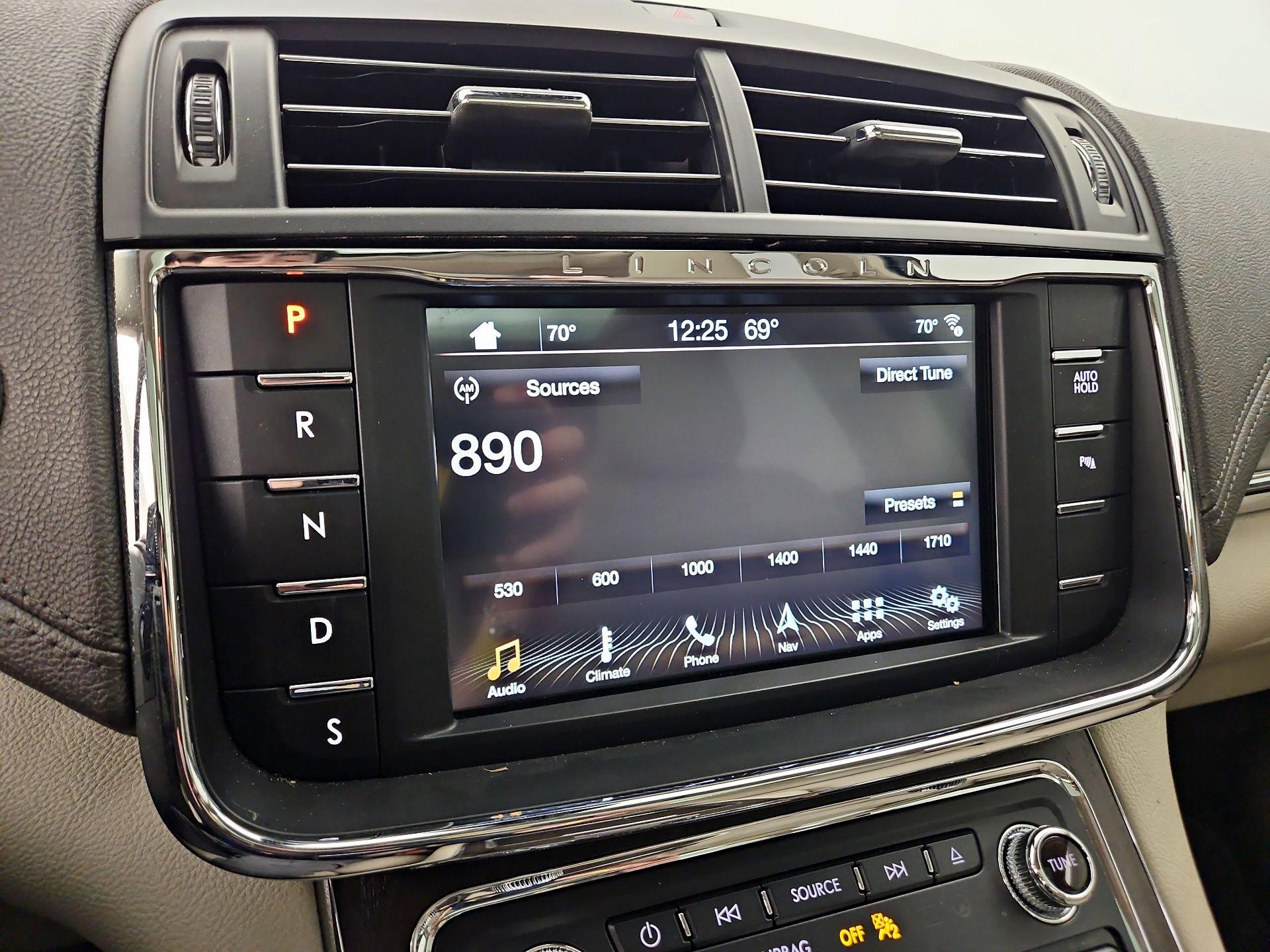 Thumbnail: 2018 Lincoln Continental - 16