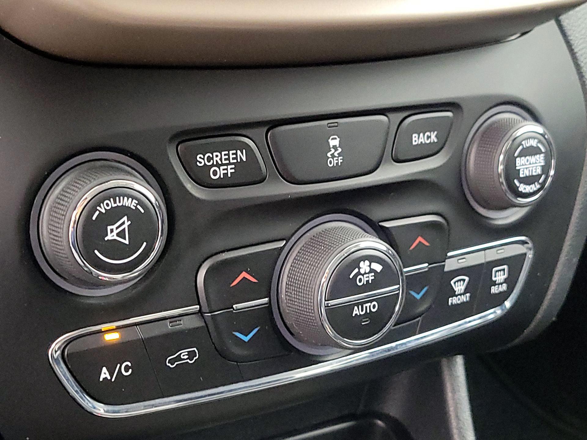 Thumbnail: 2016 Jeep Cherokee - 17
