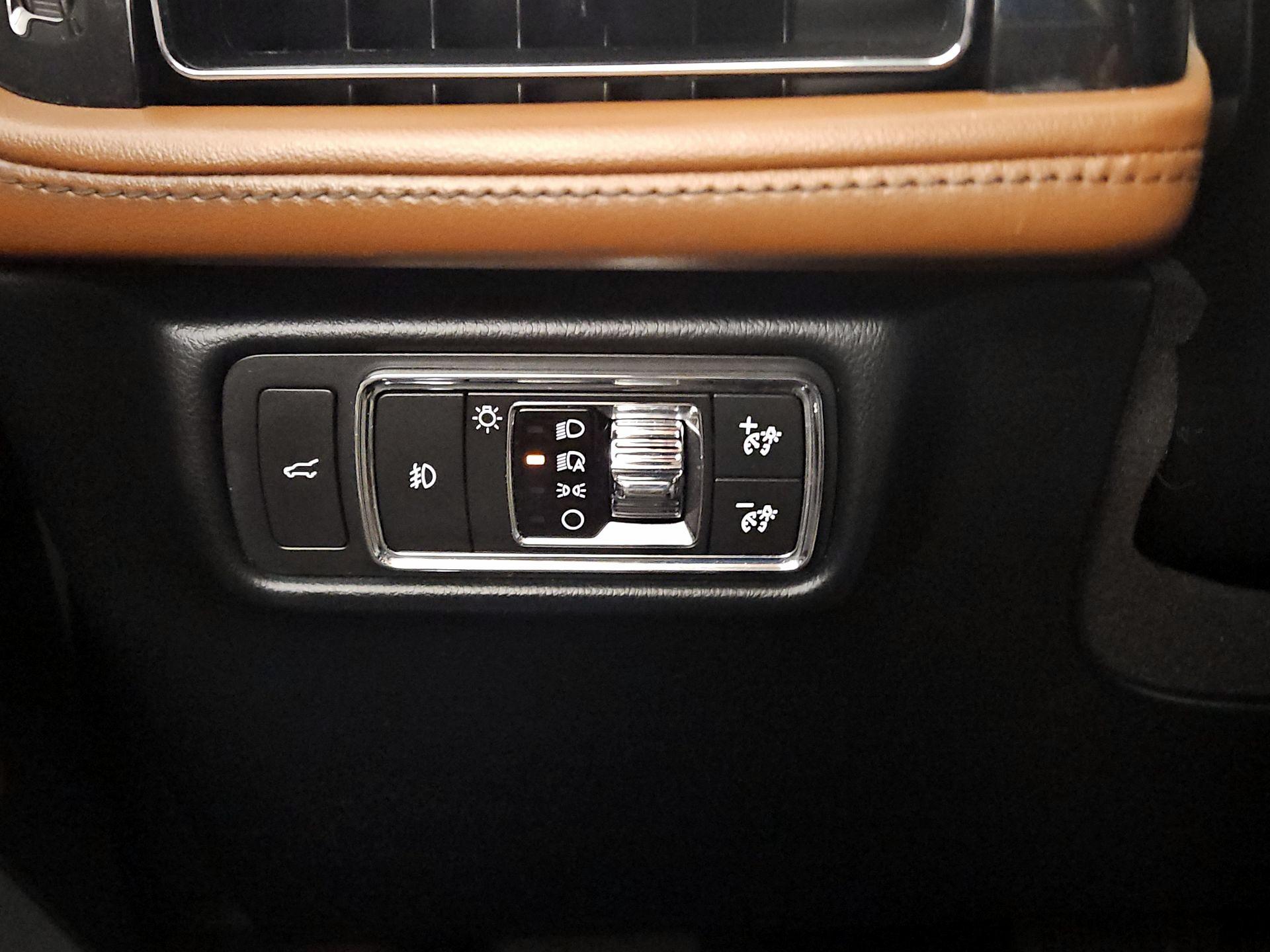 Thumbnail: 2020 Lincoln Aviator - 13