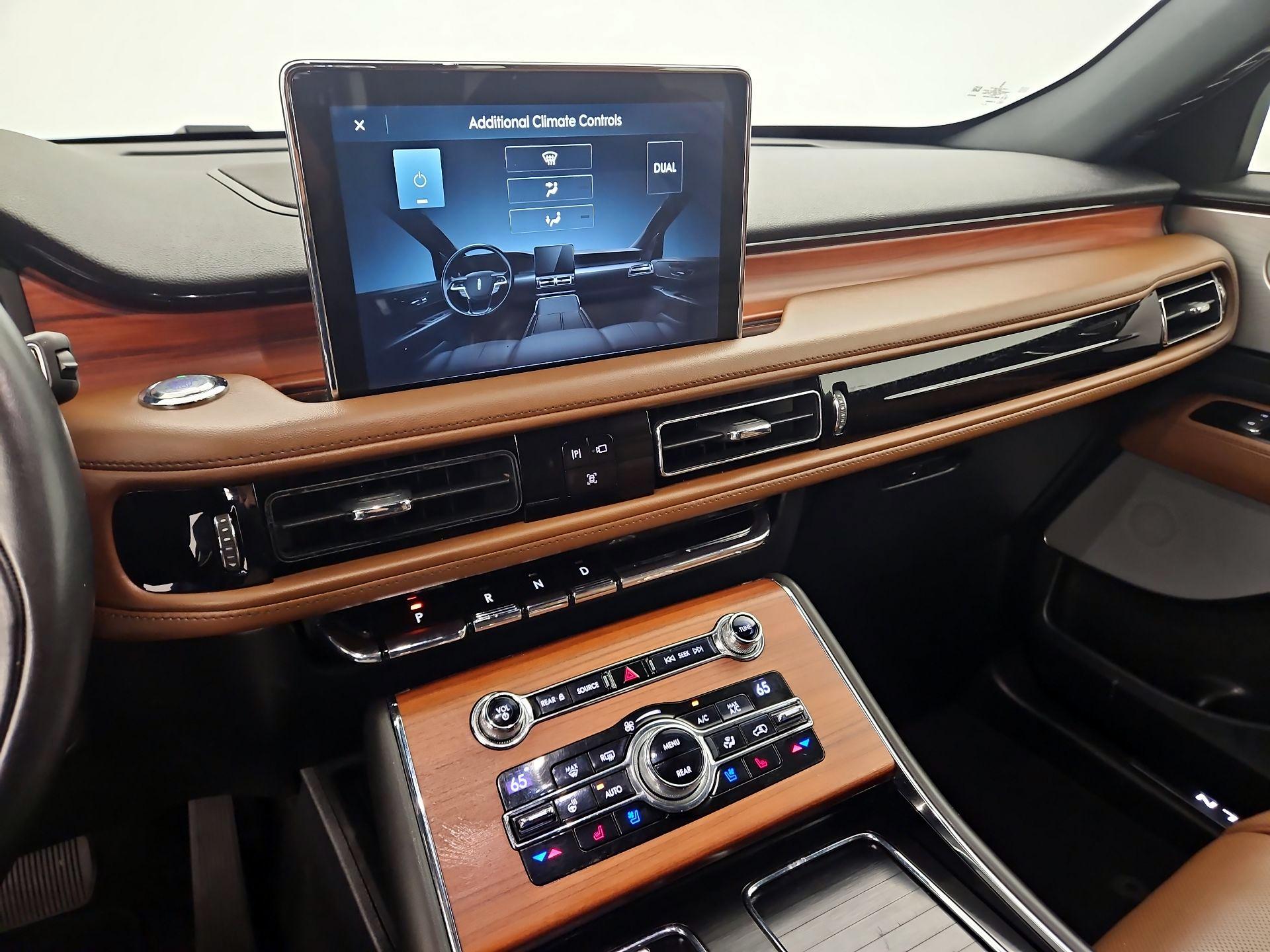 Thumbnail: 2020 Lincoln Aviator - 17