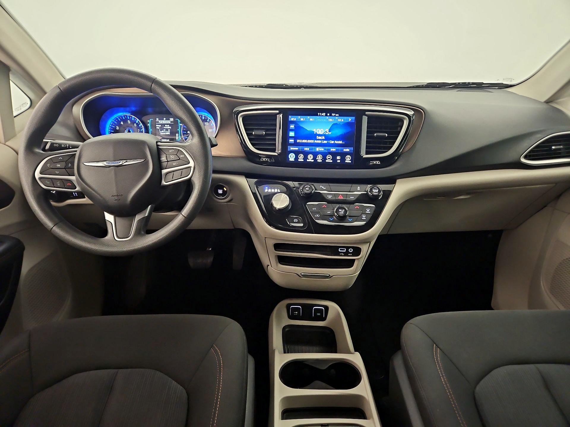 Thumbnail: 2017 Chrysler Pacifica - 9