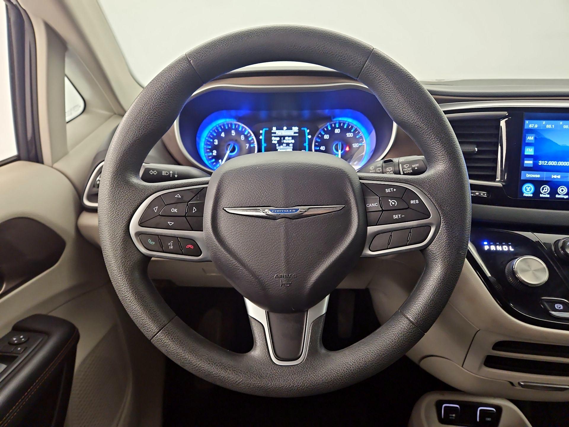 Thumbnail: 2017 Chrysler Pacifica - 10