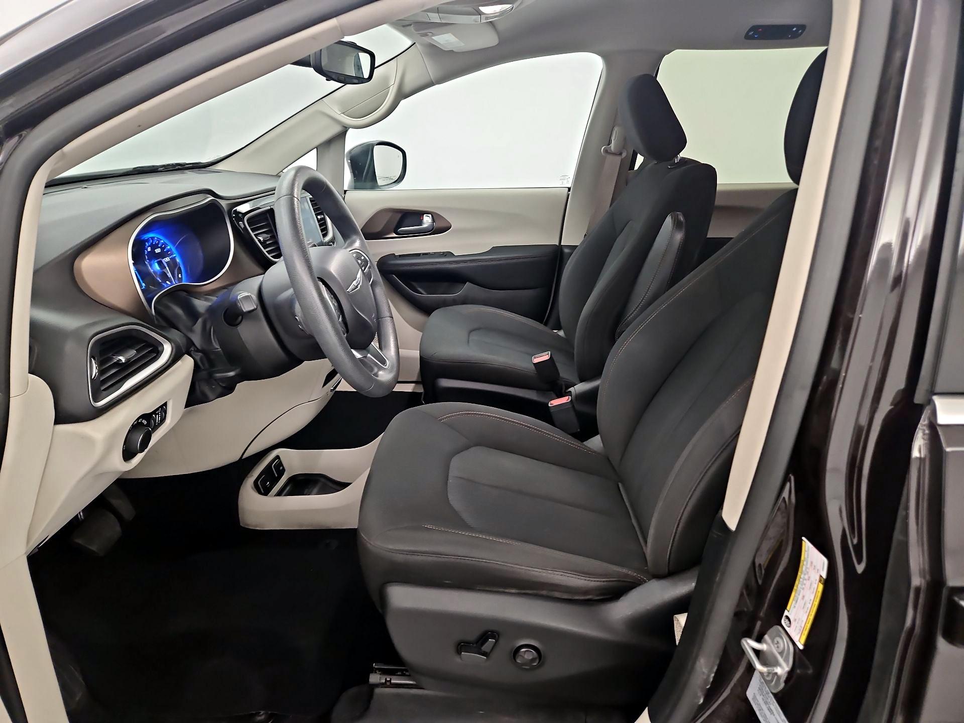 Thumbnail: 2017 Chrysler Pacifica - 11