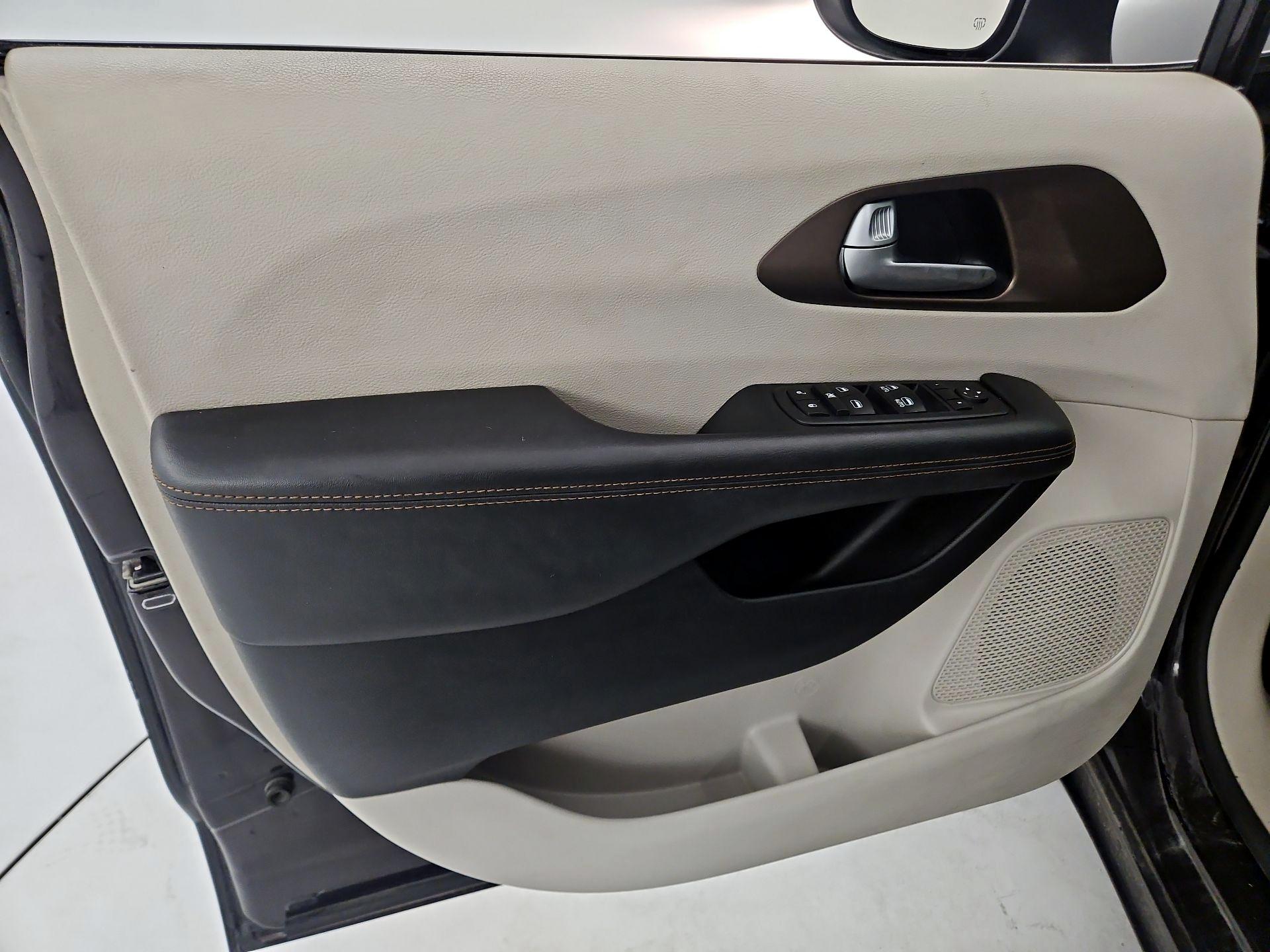 Thumbnail: 2017 Chrysler Pacifica - 12