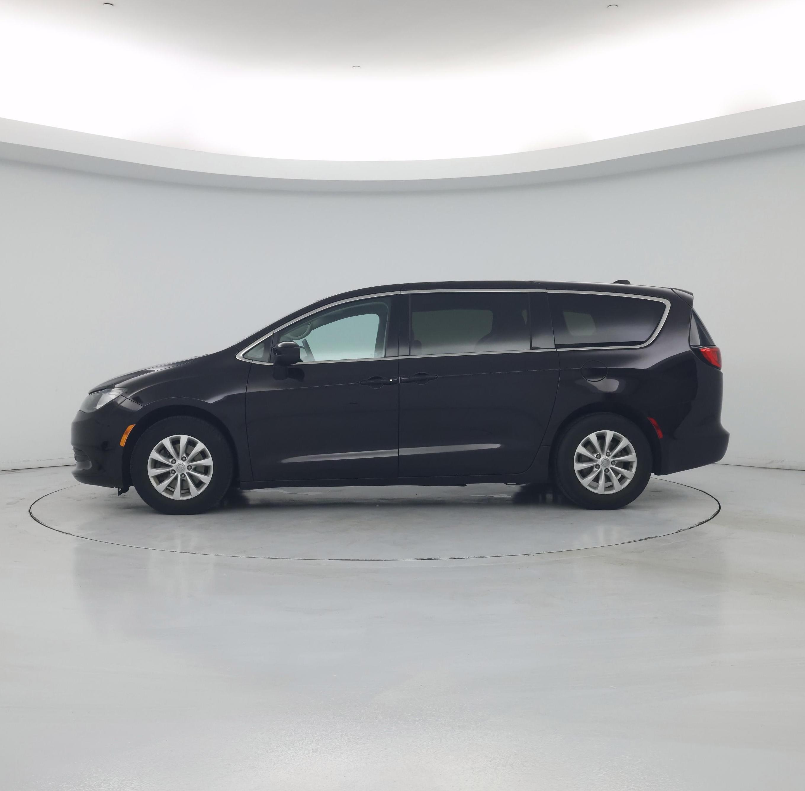 Thumbnail: 2017 Chrysler Pacifica - 3