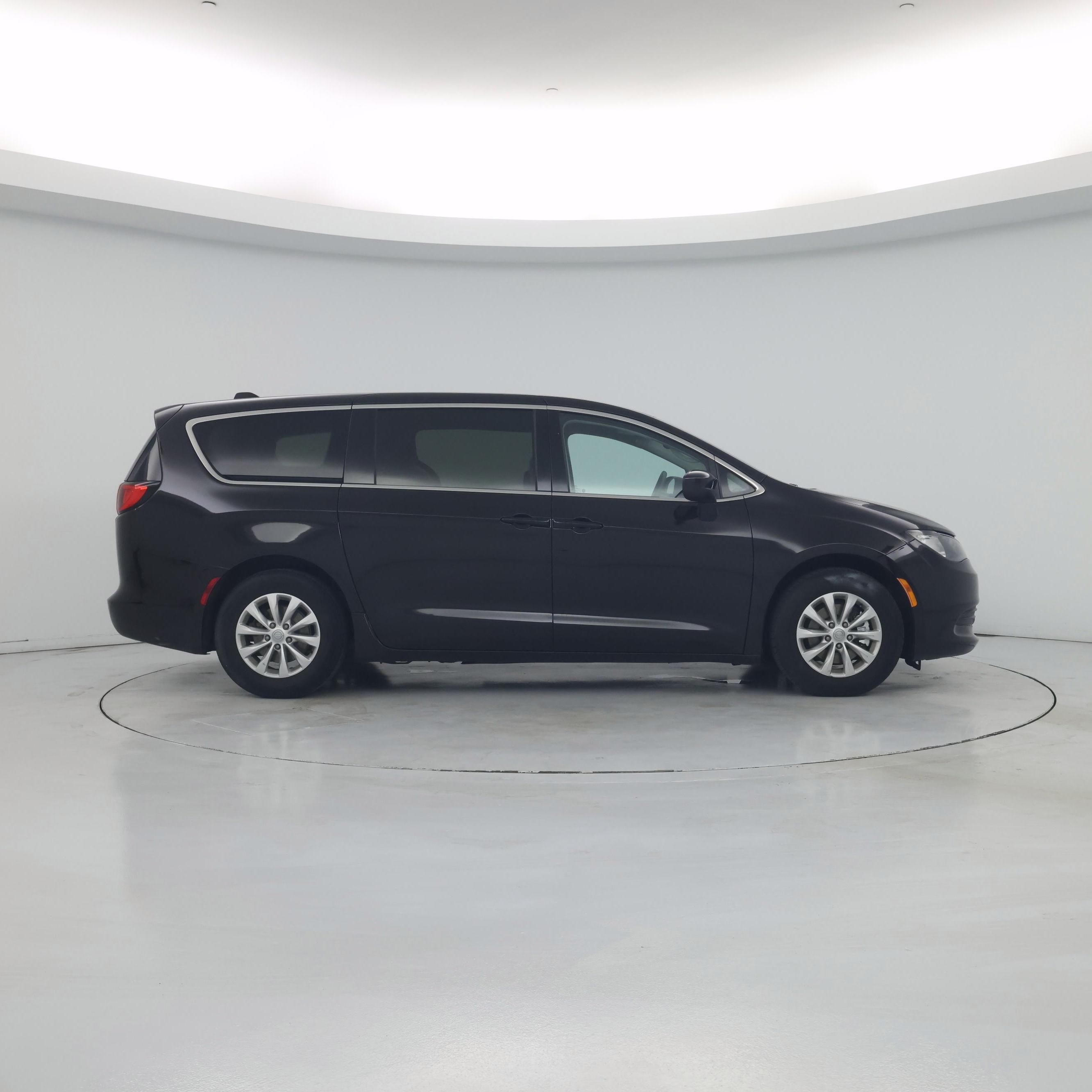 Thumbnail: 2017 Chrysler Pacifica - 7