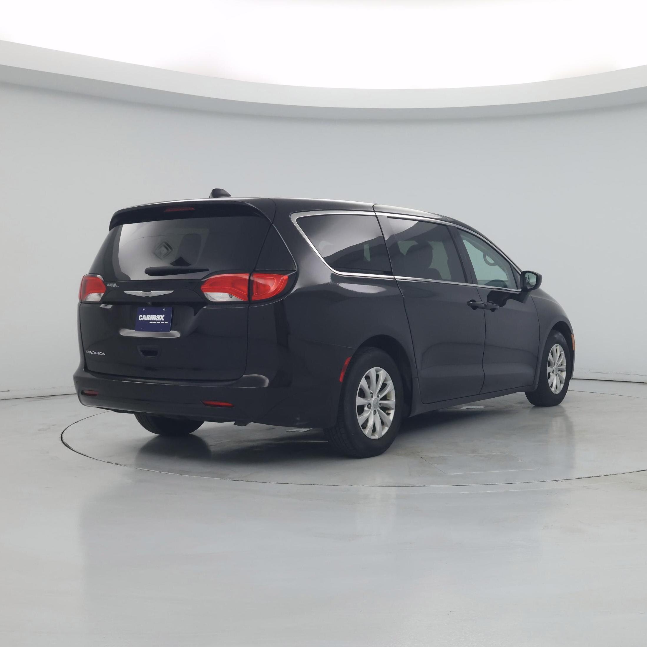 Thumbnail: 2017 Chrysler Pacifica - 8