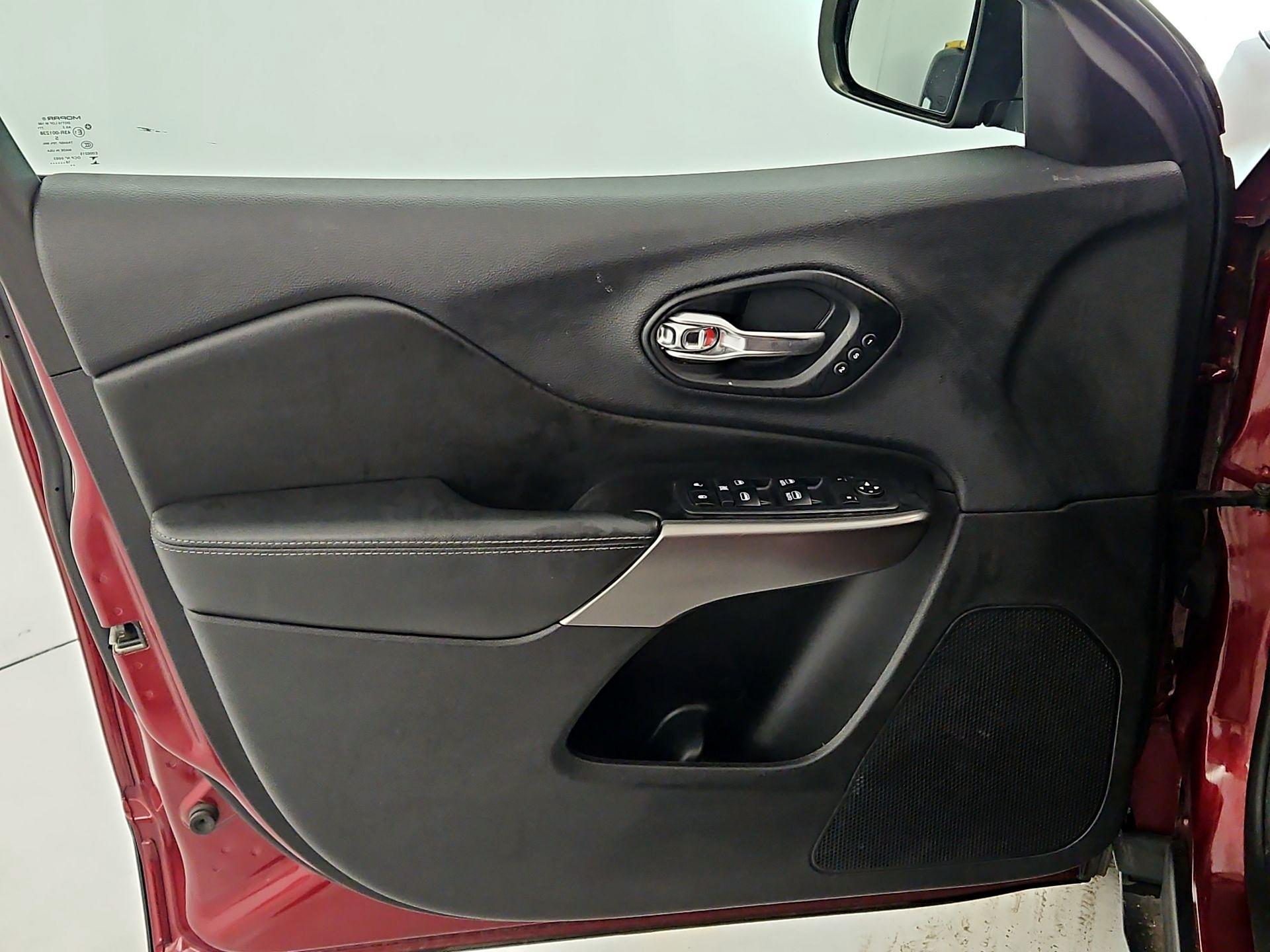 Thumbnail: 2019 Jeep Cherokee - 12