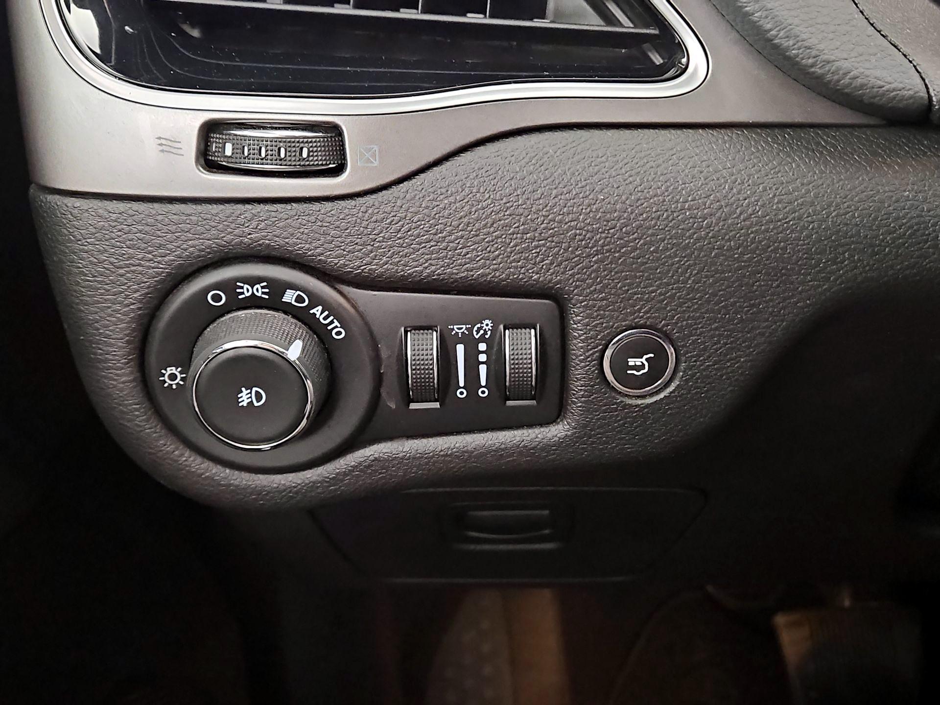 Thumbnail: 2019 Jeep Cherokee - 13