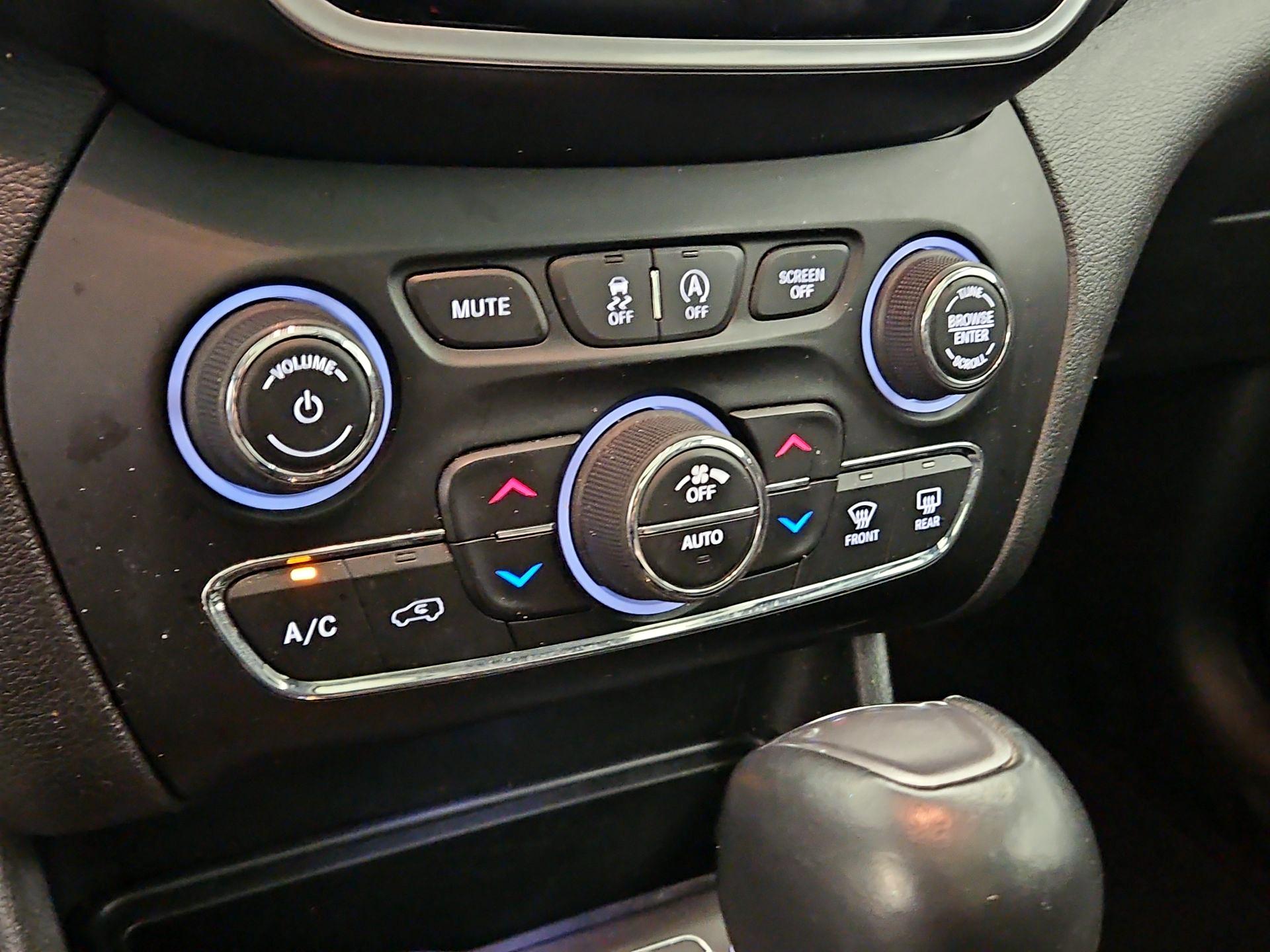 Thumbnail: 2019 Jeep Cherokee - 17