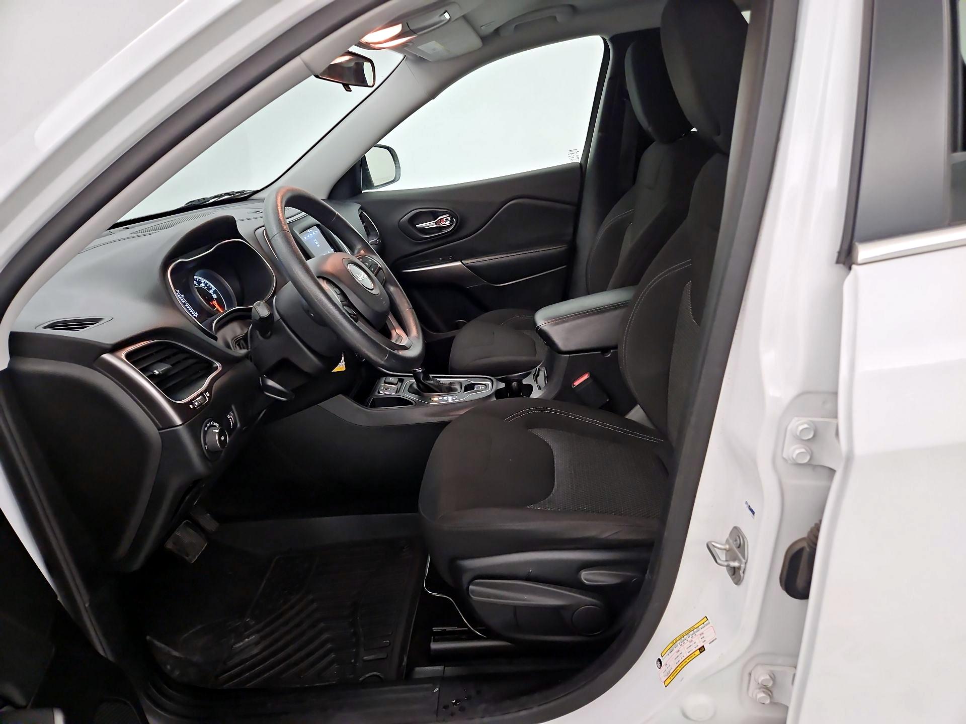 Thumbnail: 2019 Jeep Cherokee - 11
