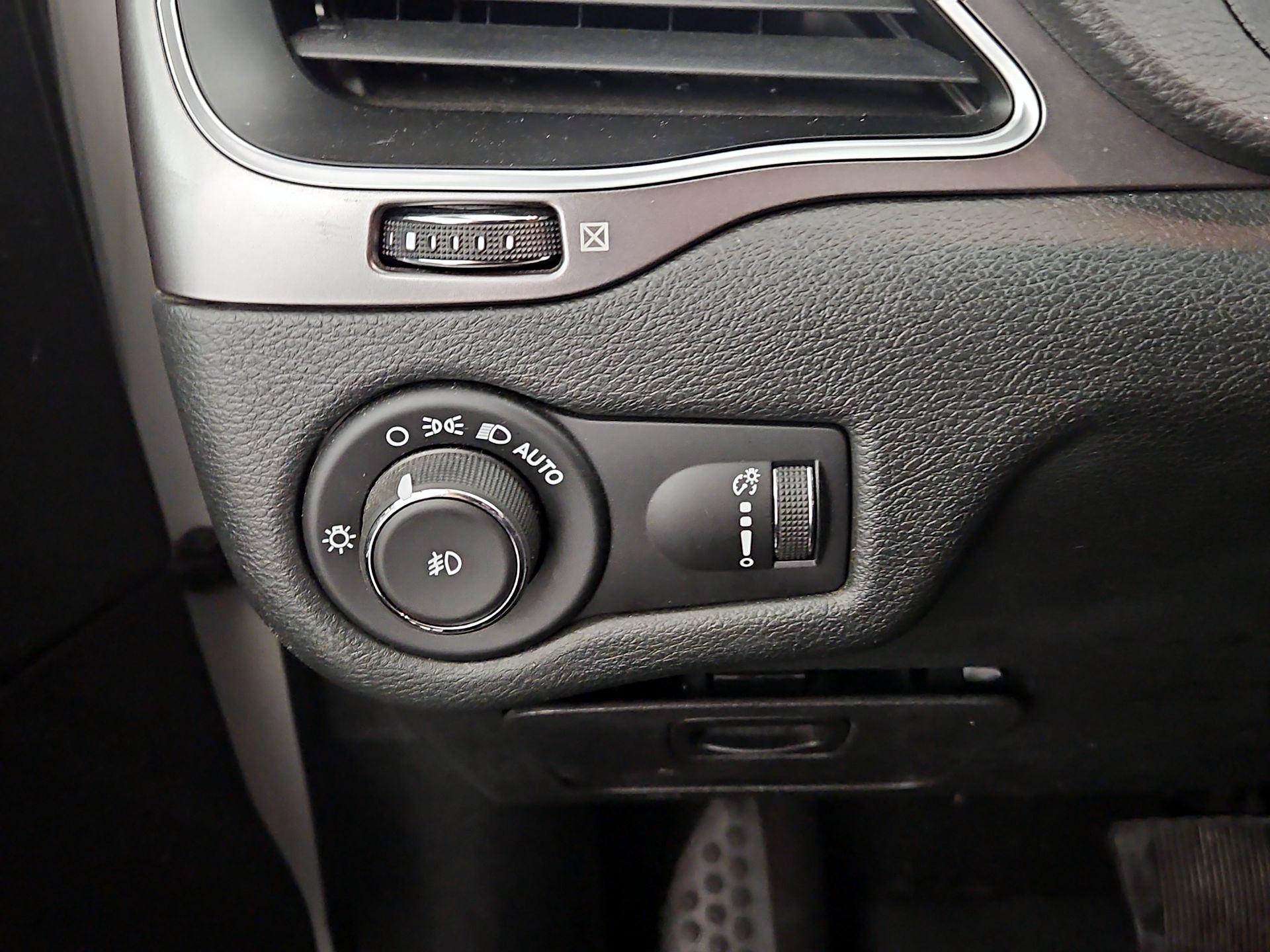 Thumbnail: 2019 Jeep Cherokee - 13