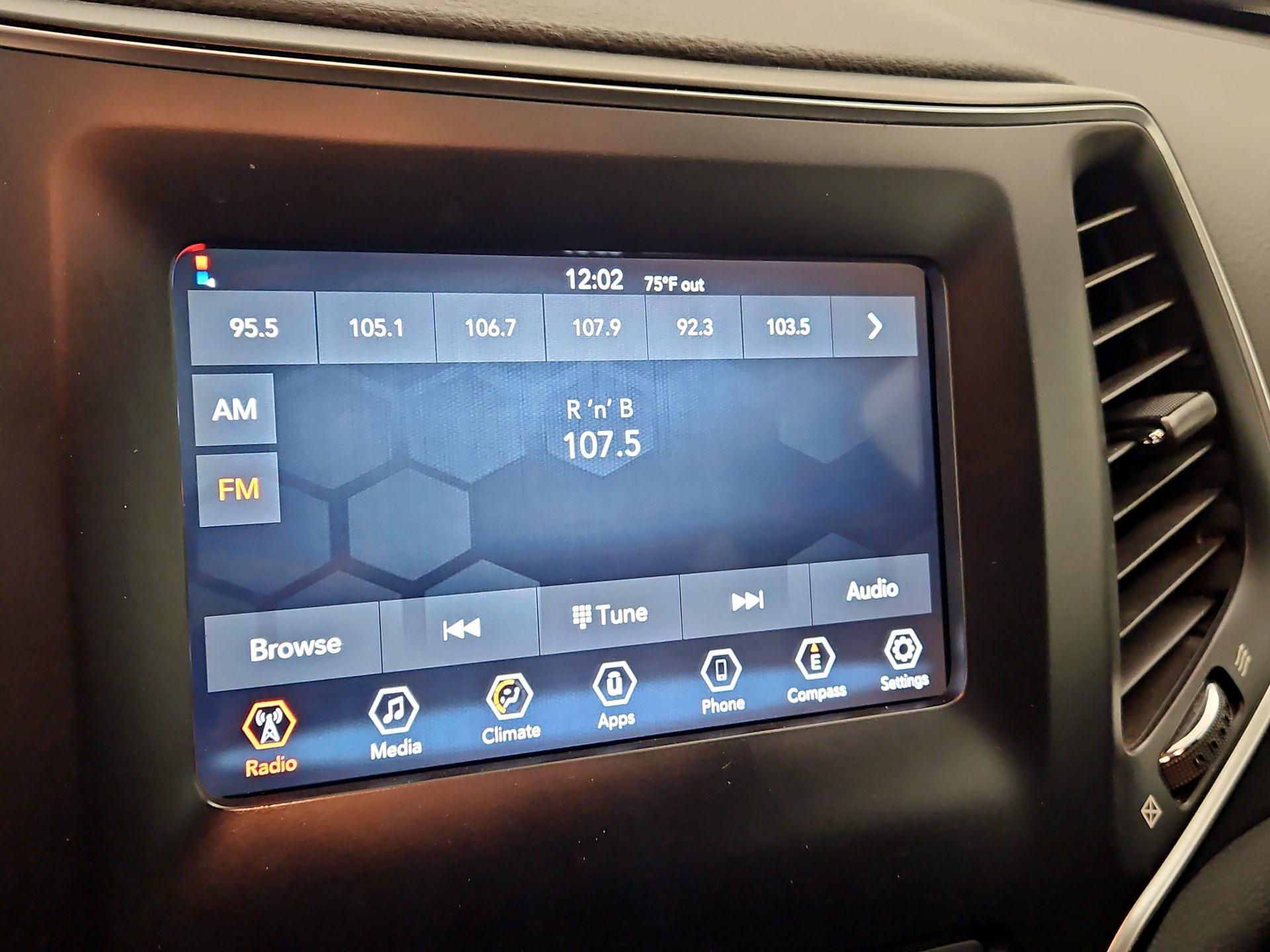 Thumbnail: 2019 Jeep Cherokee - 15