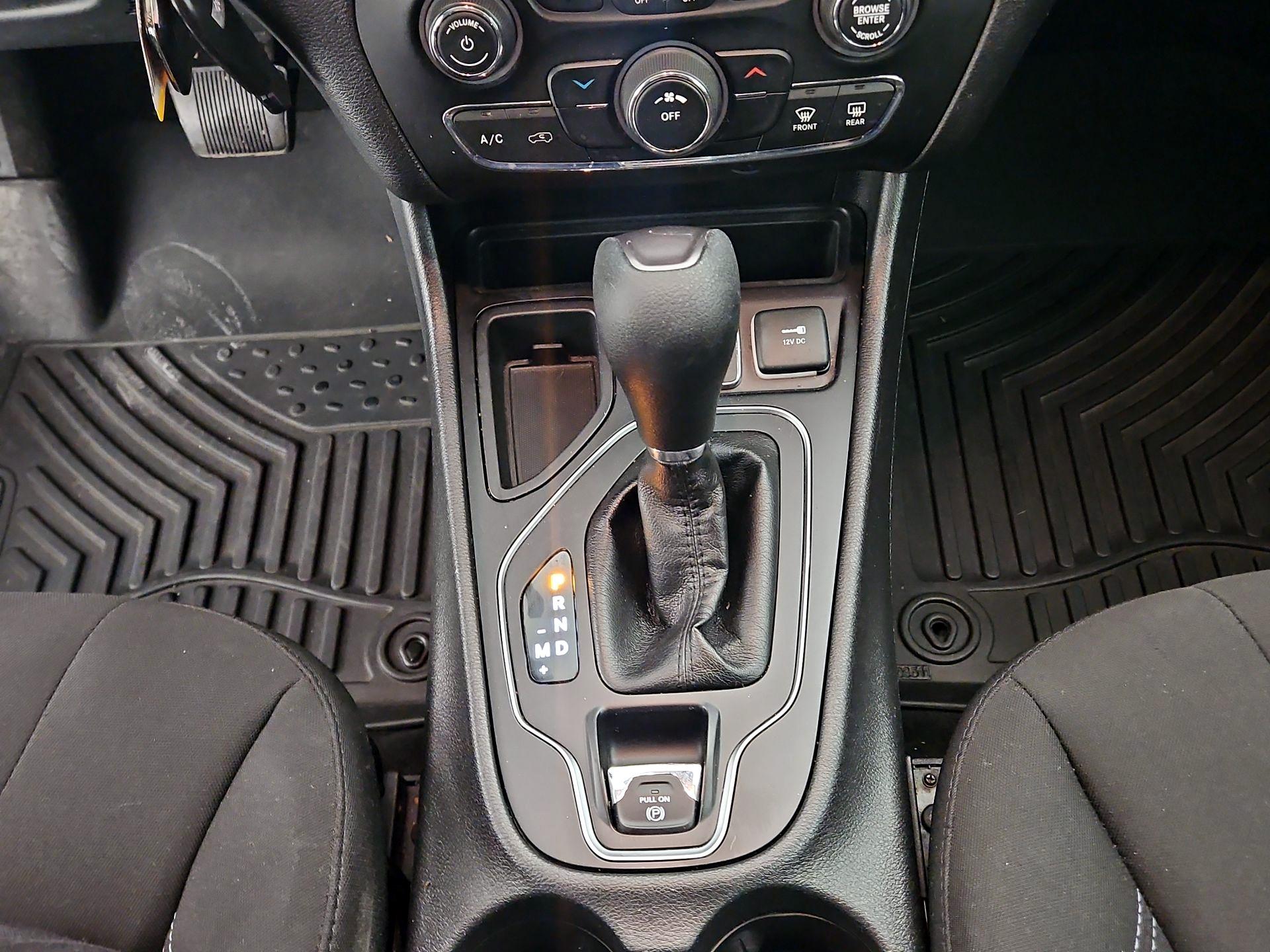 Thumbnail: 2019 Jeep Cherokee - 17