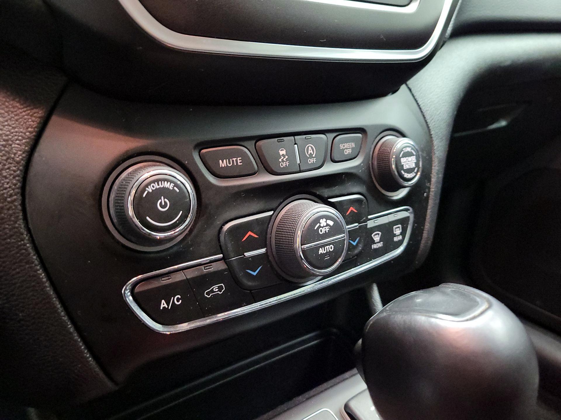 Thumbnail: 2020 Jeep Cherokee - 14