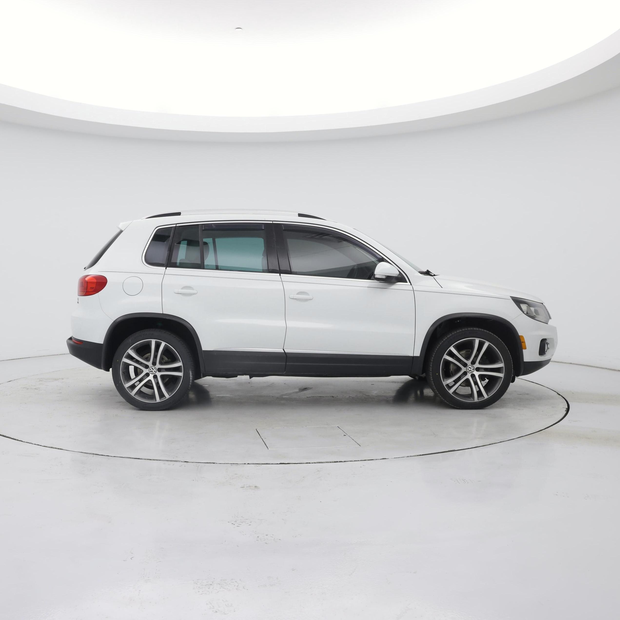Thumbnail: 2017 Volkswagen Tiguan - 7