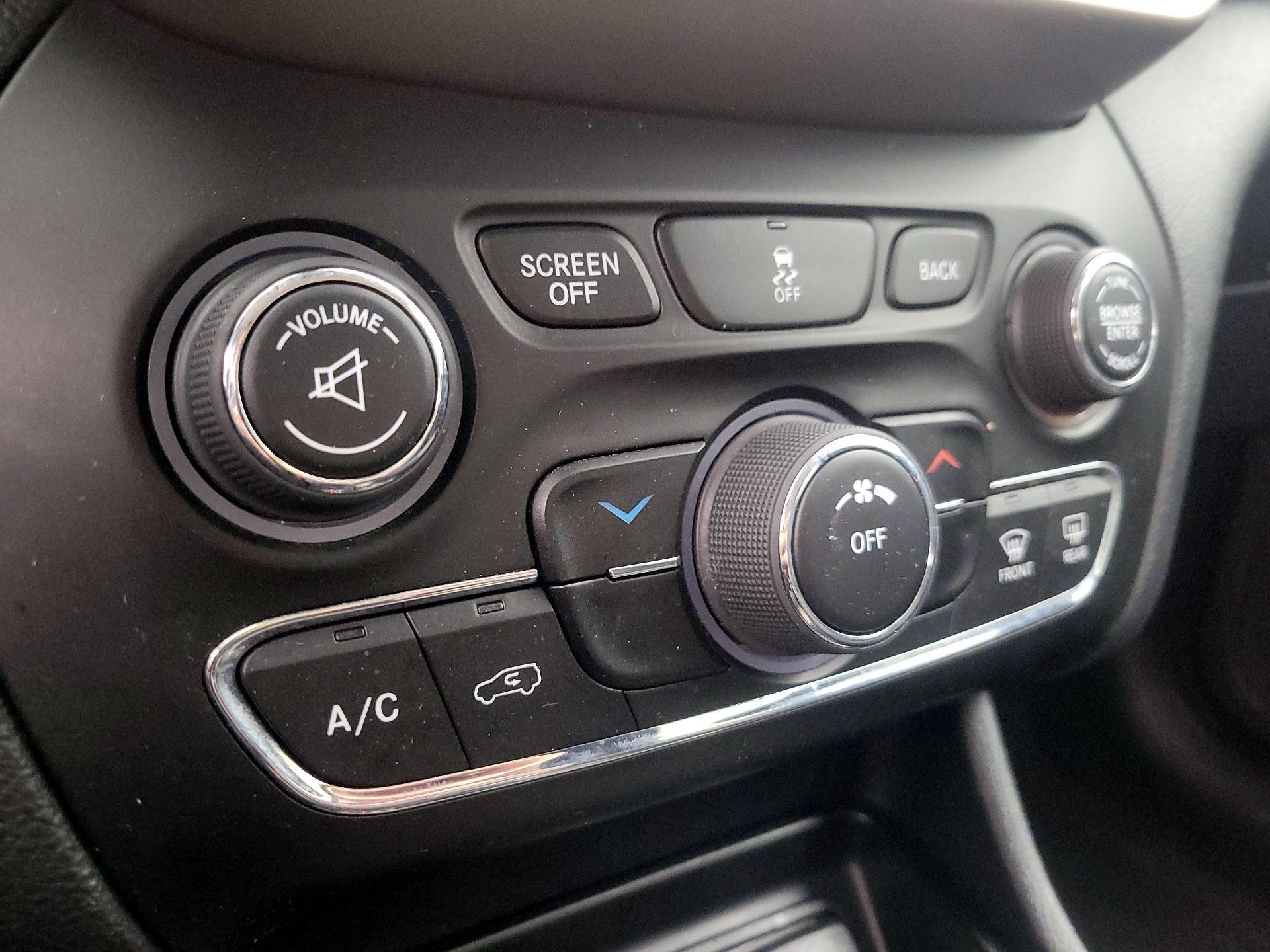 Thumbnail: 2016 Jeep Cherokee - 16