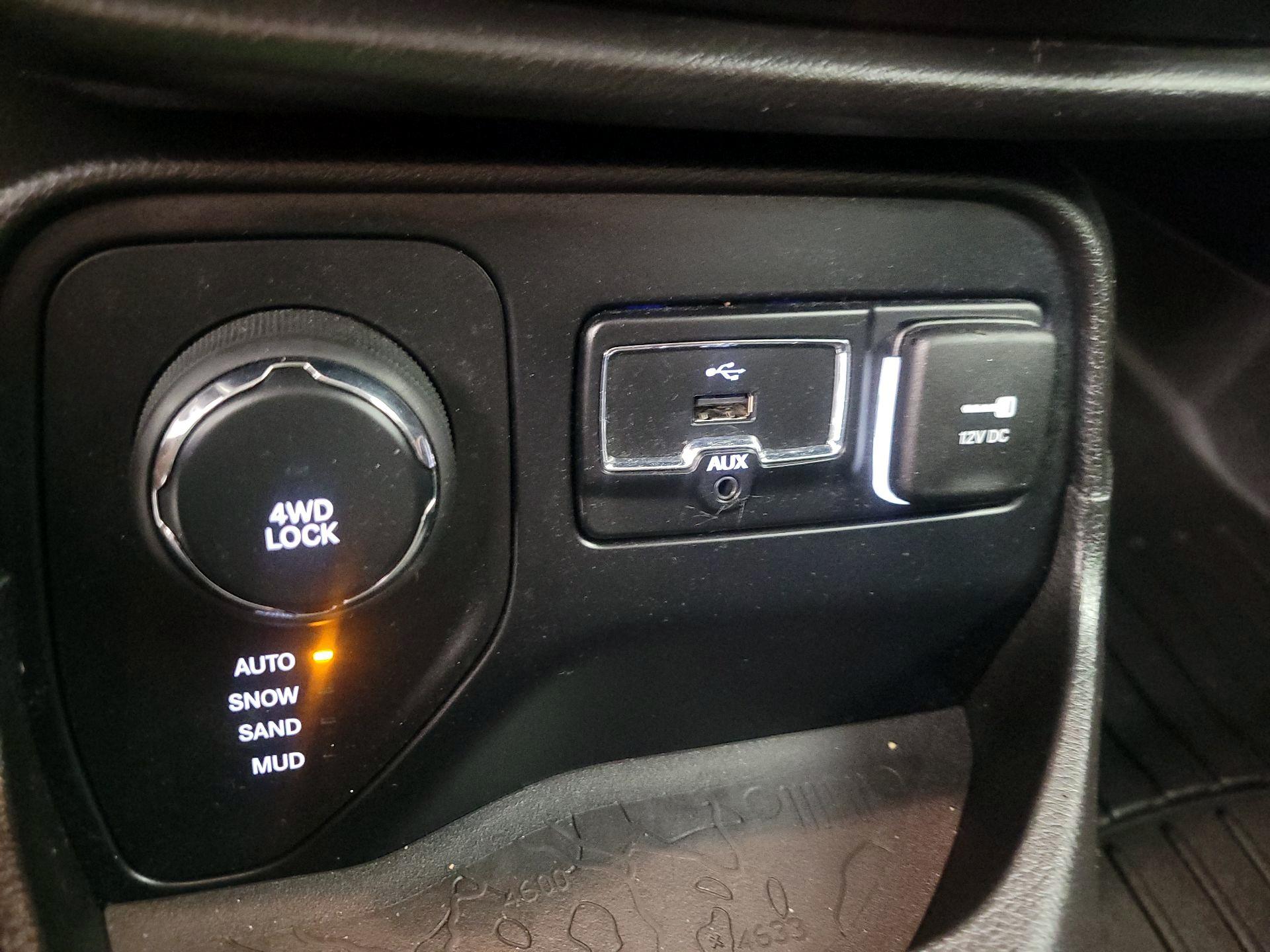 Thumbnail: 2017 Jeep Renegade - 18
