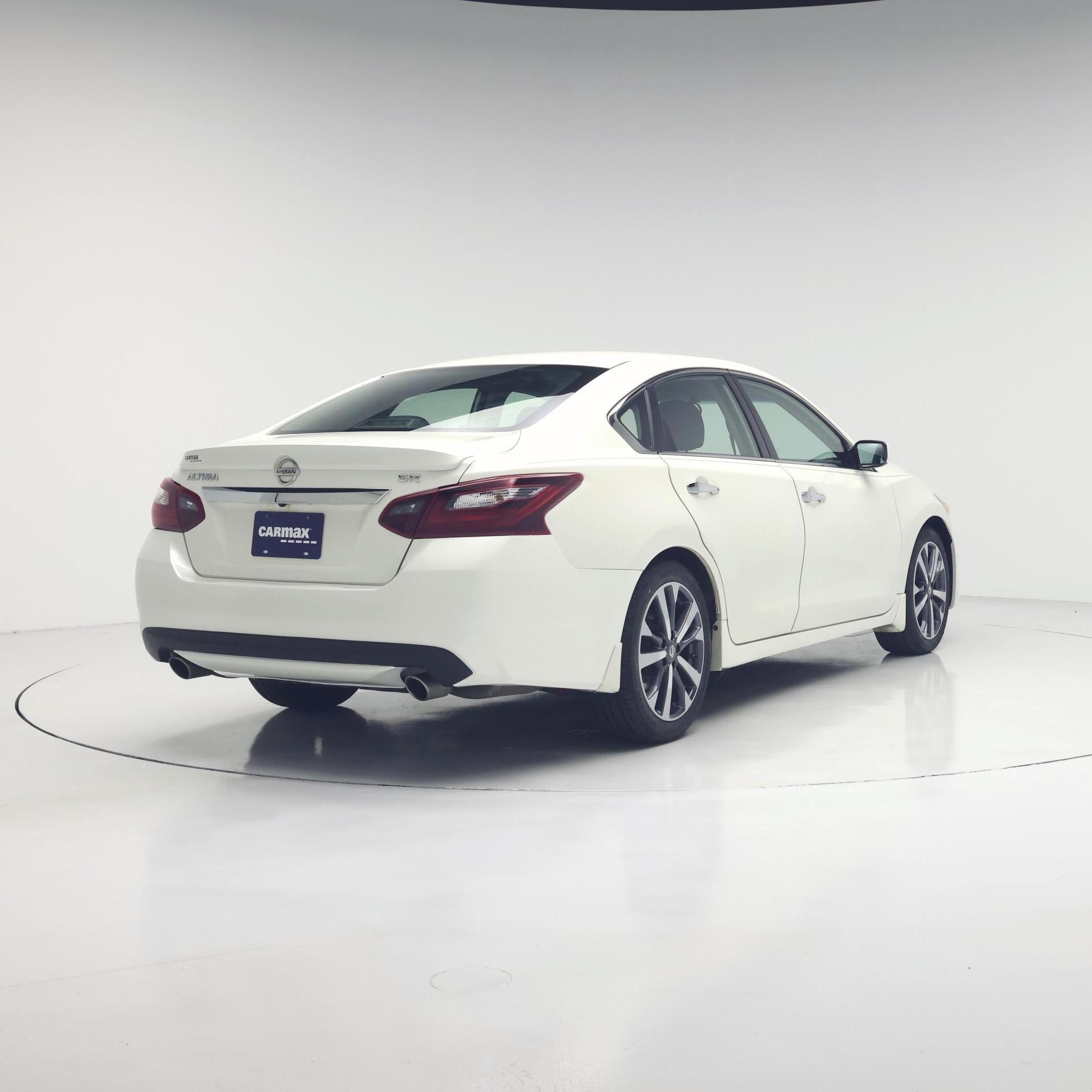 Thumbnail: 2017 Nissan Altima - 8