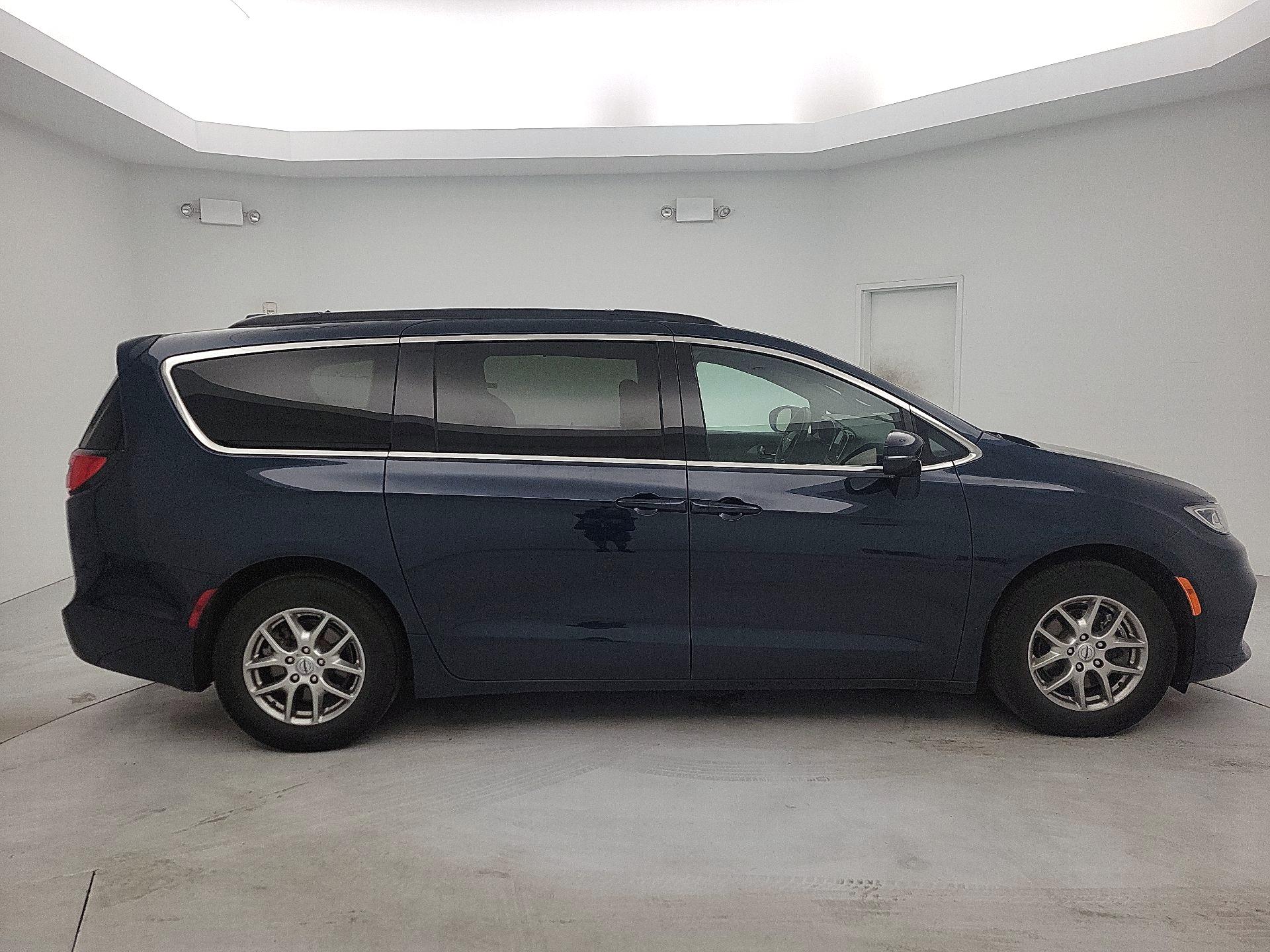 Thumbnail: 2022 Chrysler Pacifica - 4