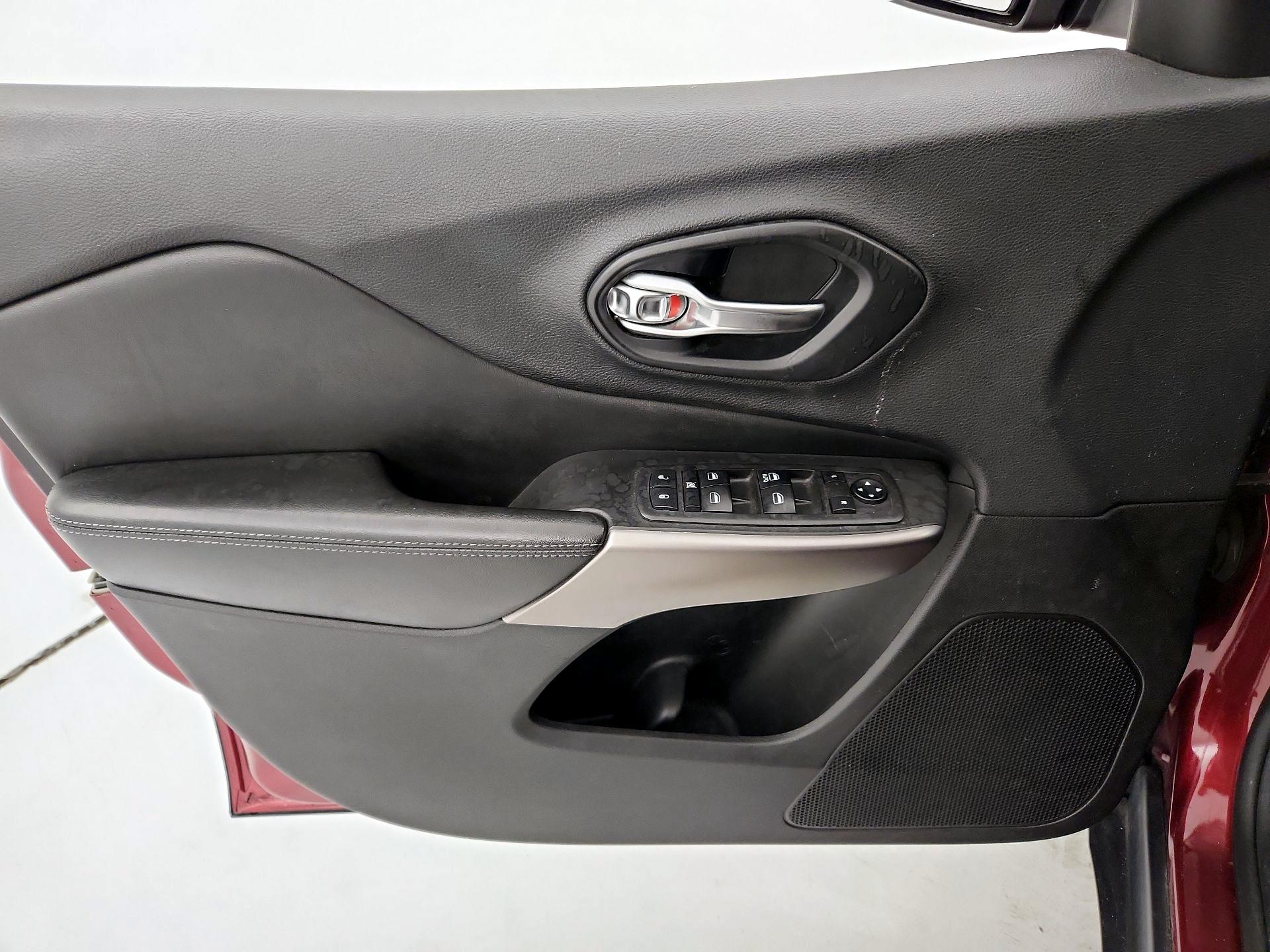 Thumbnail: 2019 Jeep Cherokee - 12