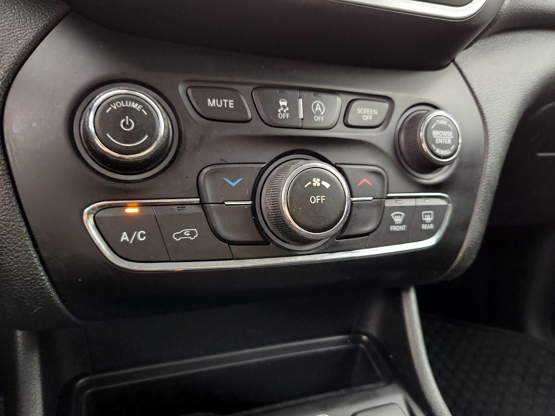 Thumbnail: 2019 Jeep Cherokee - 16