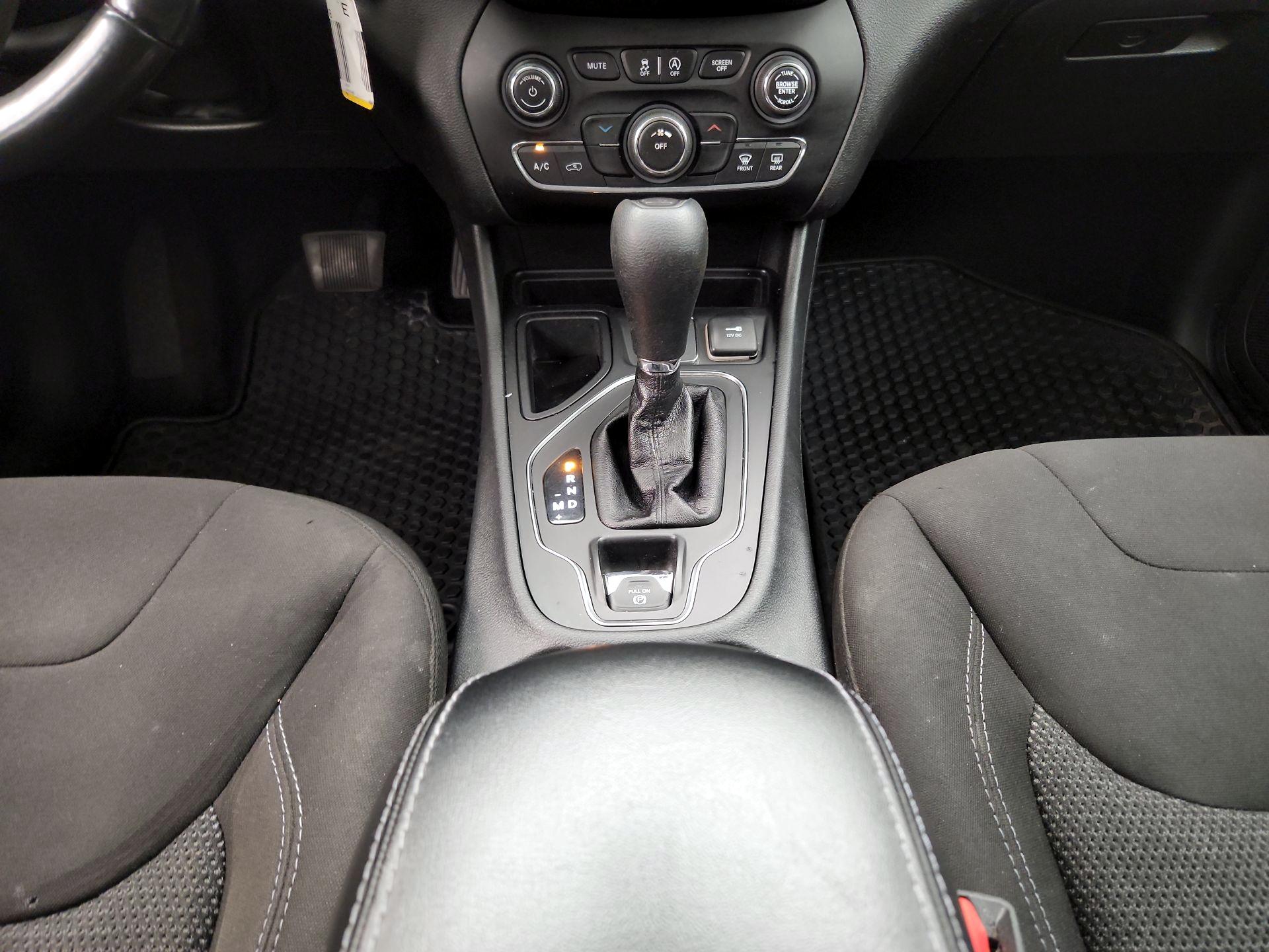 Thumbnail: 2019 Jeep Cherokee - 17