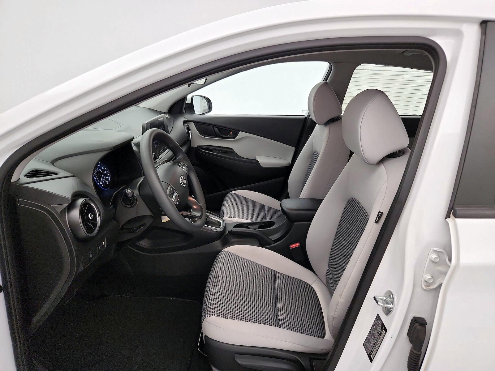 2023 Hyundai Kona SE - Photo 12