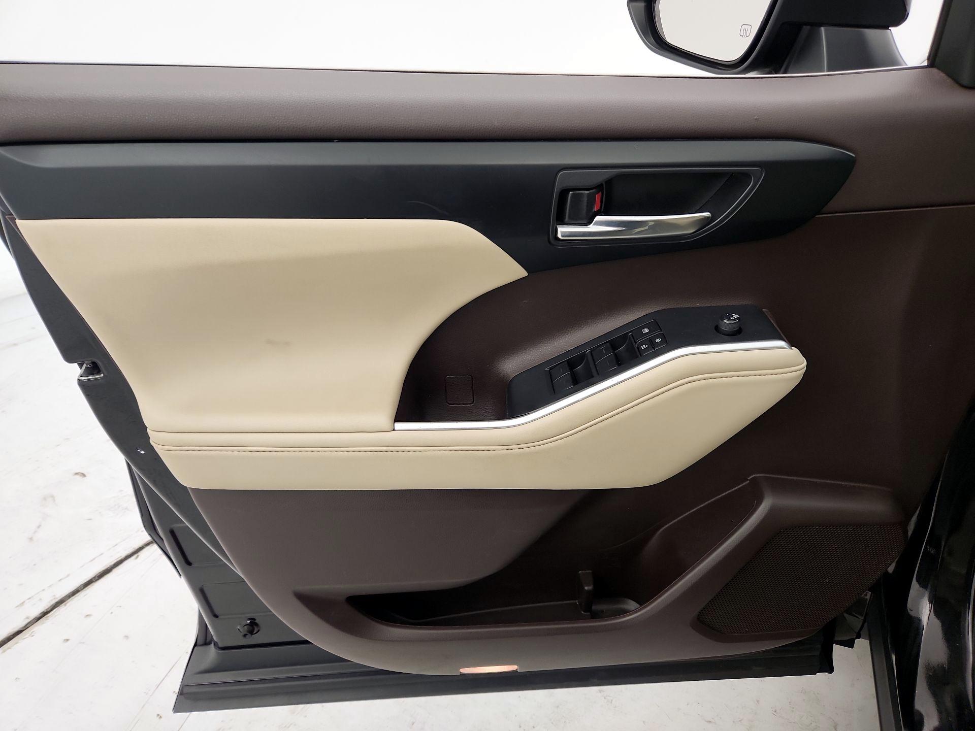 Thumbnail: 2022 Toyota Highlander - 12