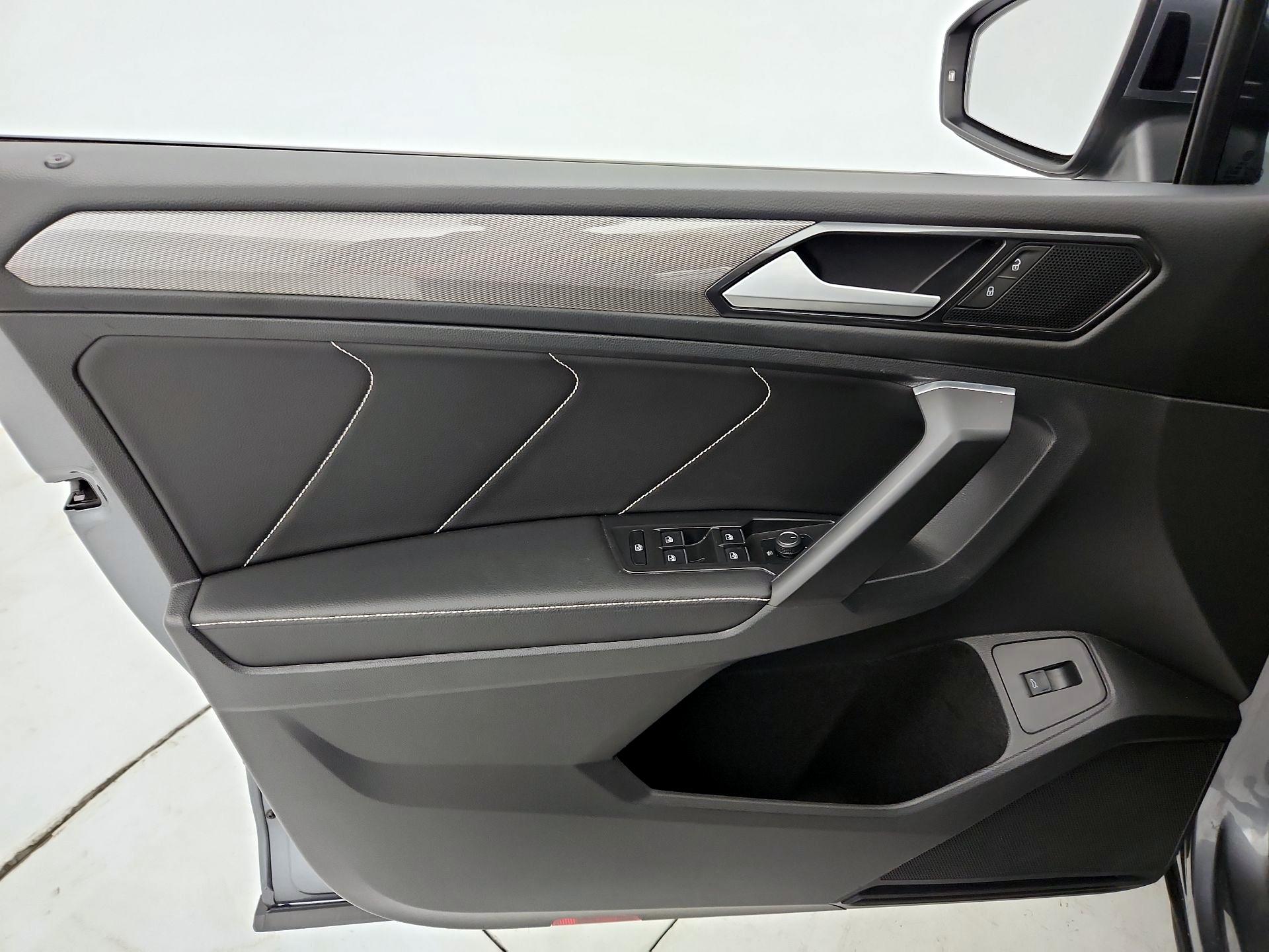 Thumbnail: 2022 Volkswagen Tiguan - 12