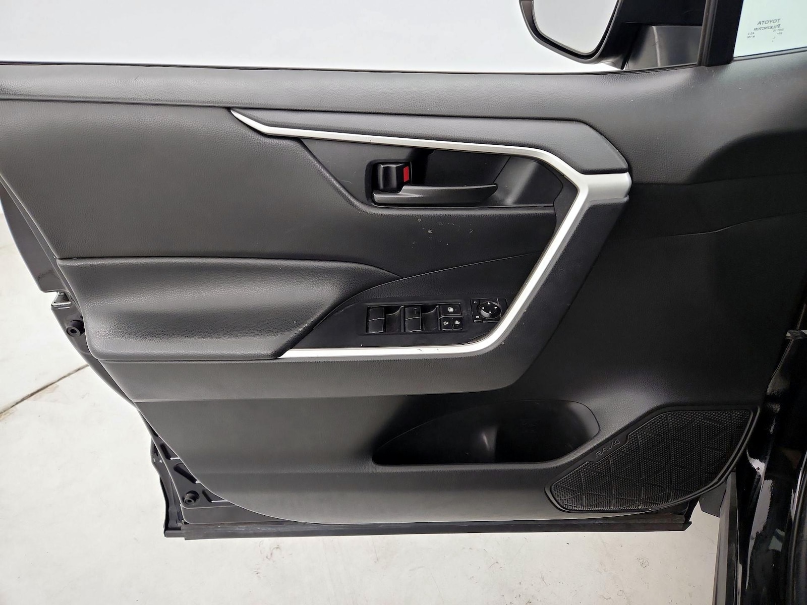 2021 Toyota RAV4 LE - Photo 13