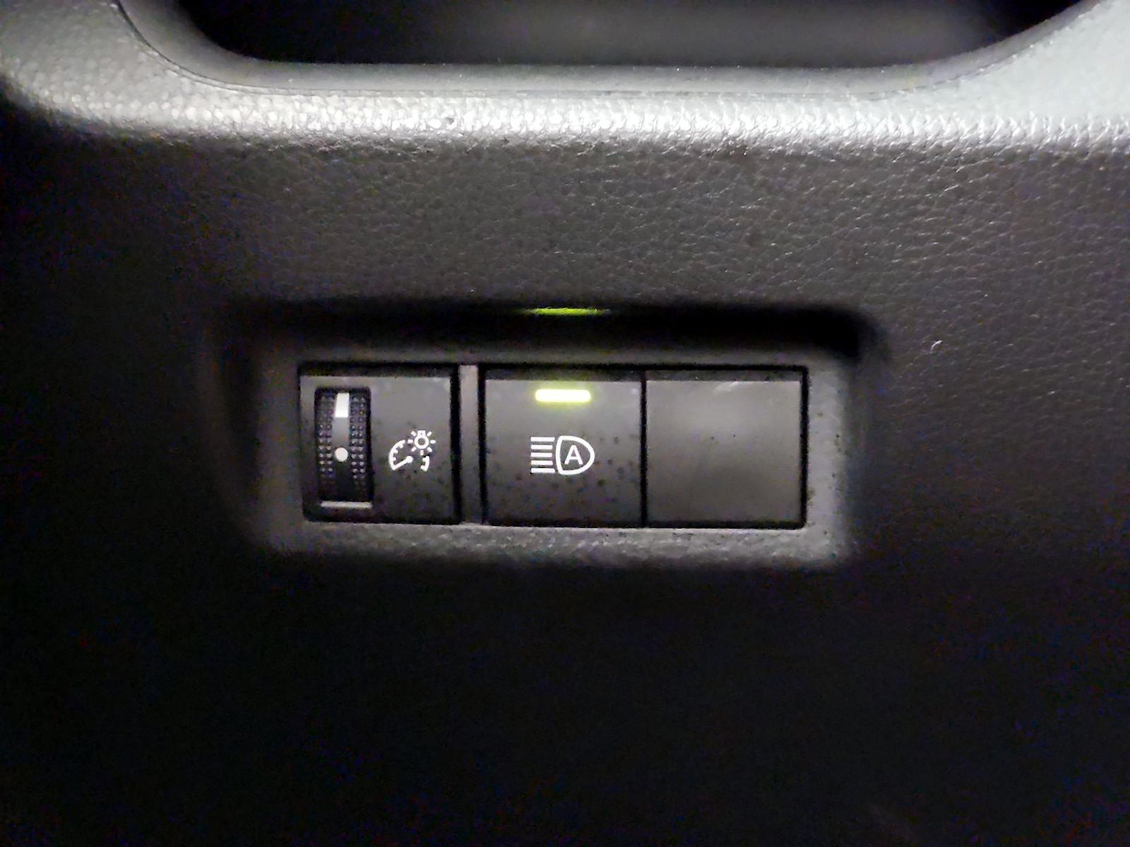 2021 Toyota RAV4 LE - Photo 14