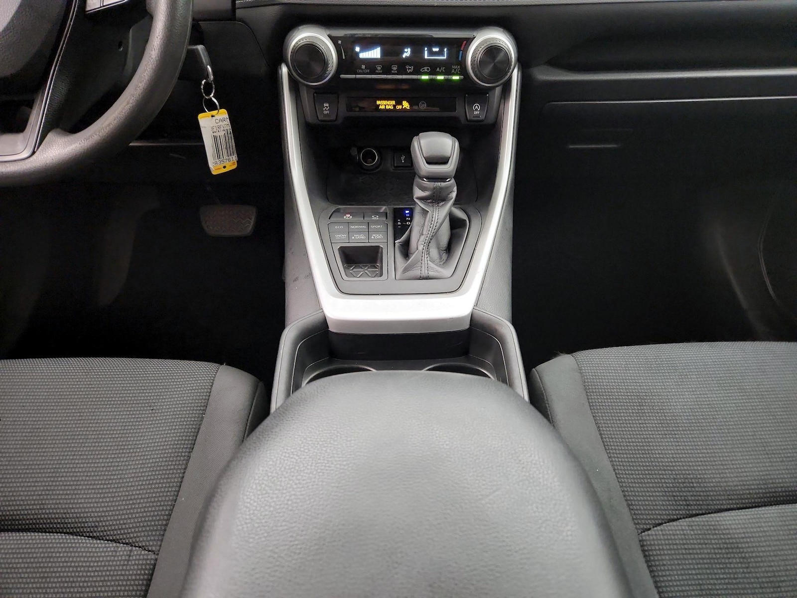 2021 Toyota RAV4 LE - Photo 18