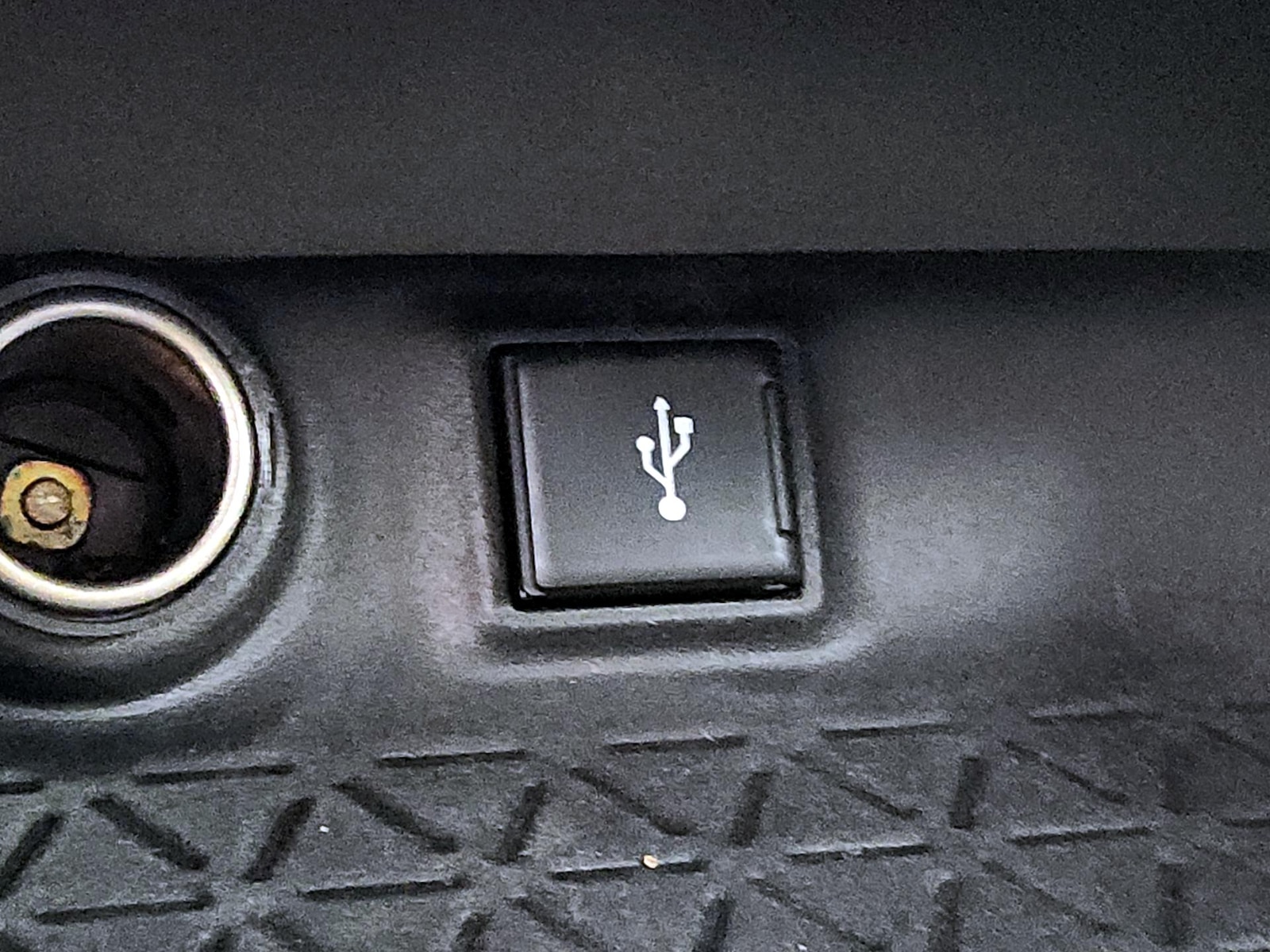 2021 Toyota RAV4 LE - Photo 19