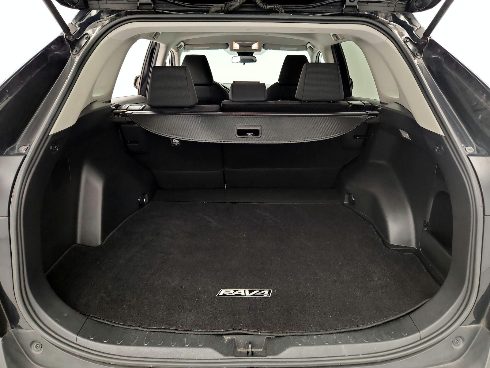 2021 Toyota RAV4 LE - Photo 21