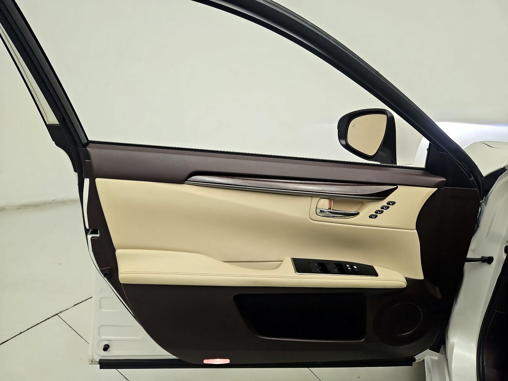 Thumbnail: 2016 Lexus ES - 12