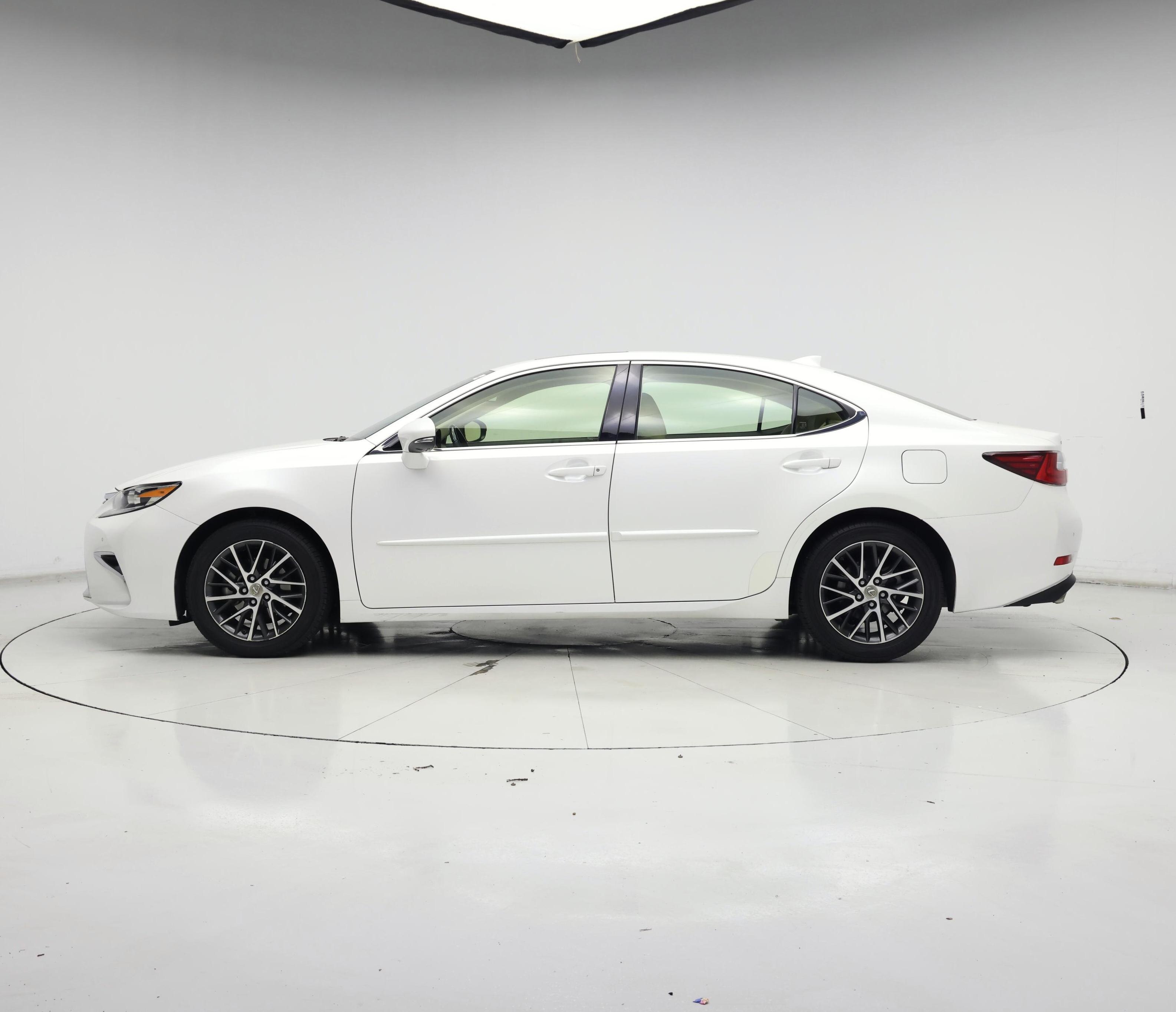 Thumbnail: 2016 Lexus ES - 3