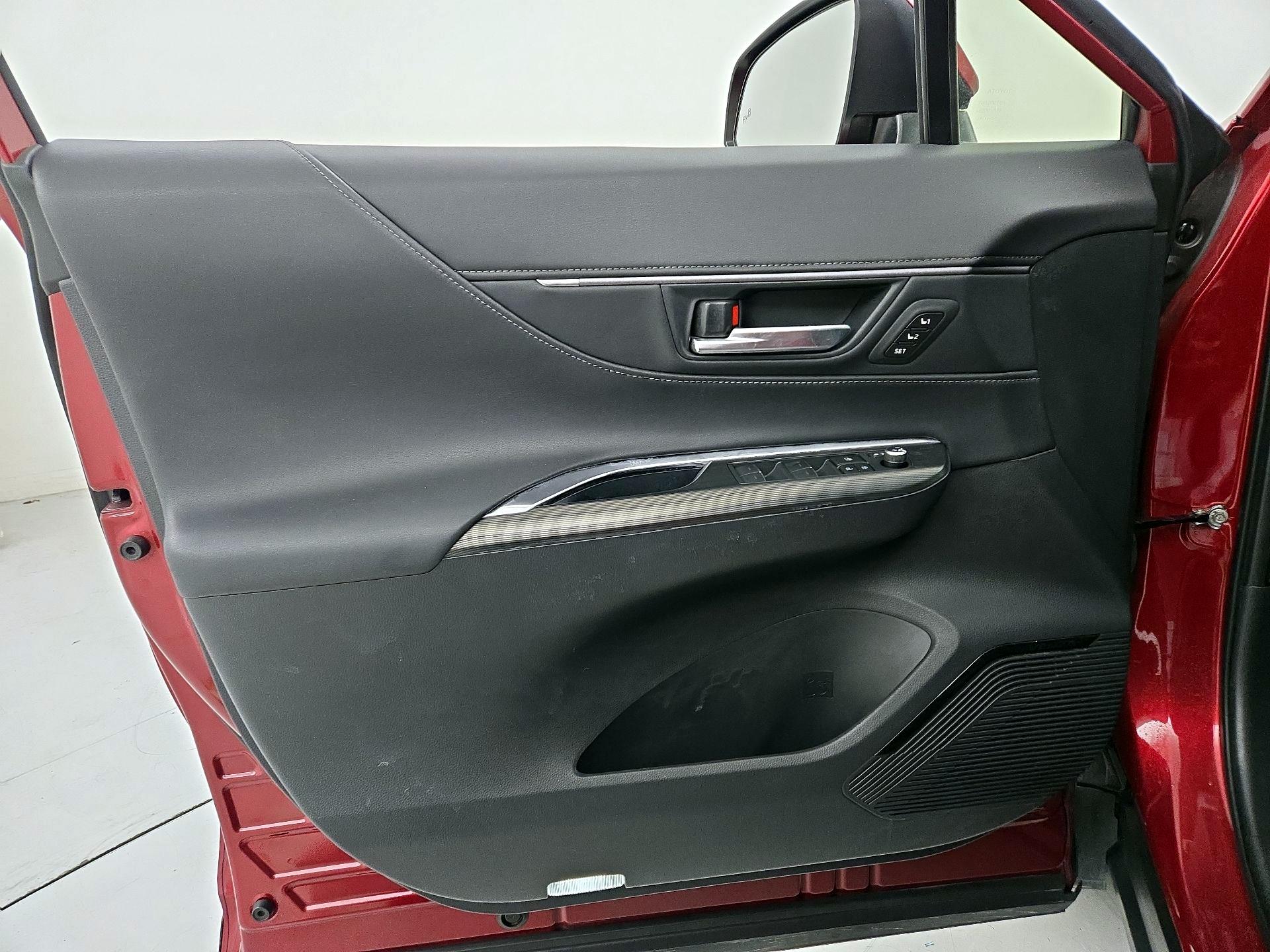 Thumbnail: 2021 Toyota Venza - 12