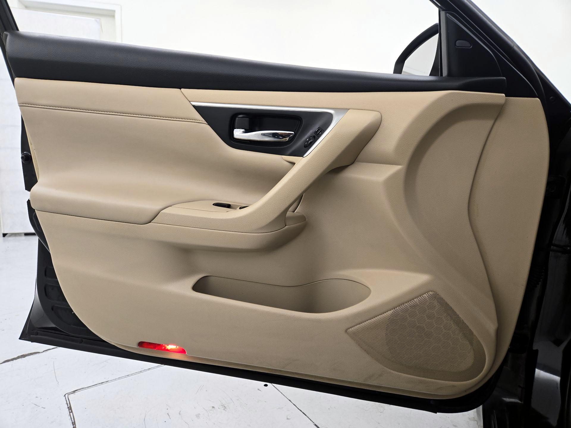 Thumbnail: 2016 Nissan Altima - 12