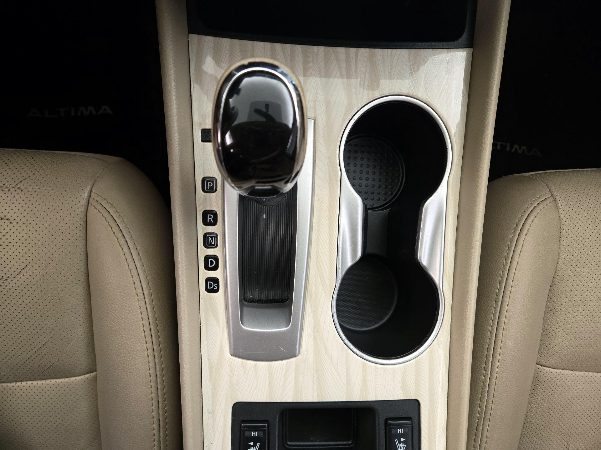 Thumbnail: 2016 Nissan Altima - 18