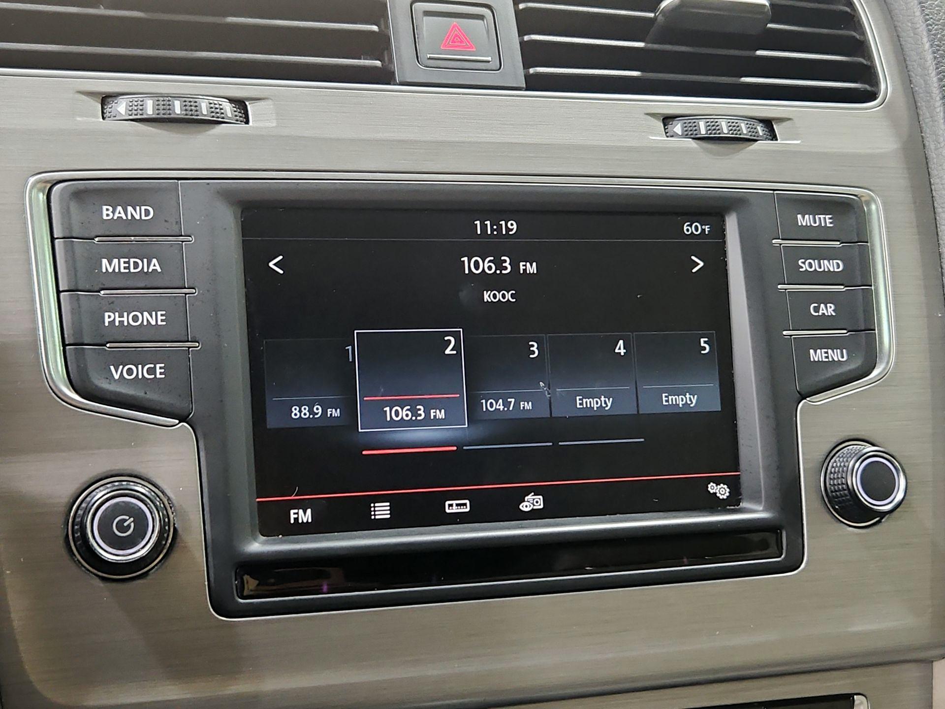 Thumbnail: 2016 Volkswagen Golf - 11