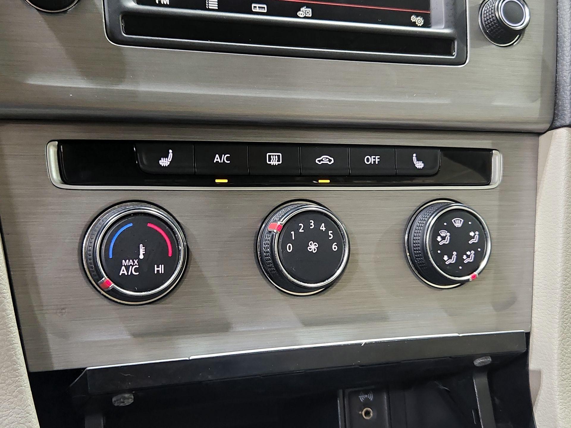 Thumbnail: 2016 Volkswagen Golf - 12