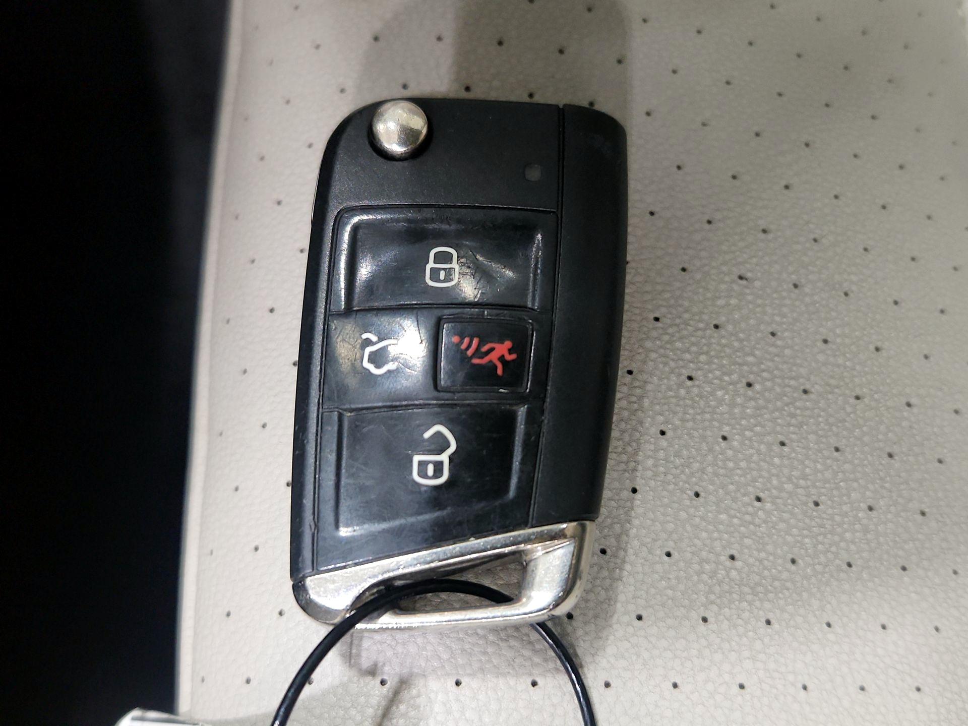 Thumbnail: 2016 Volkswagen Golf - 17