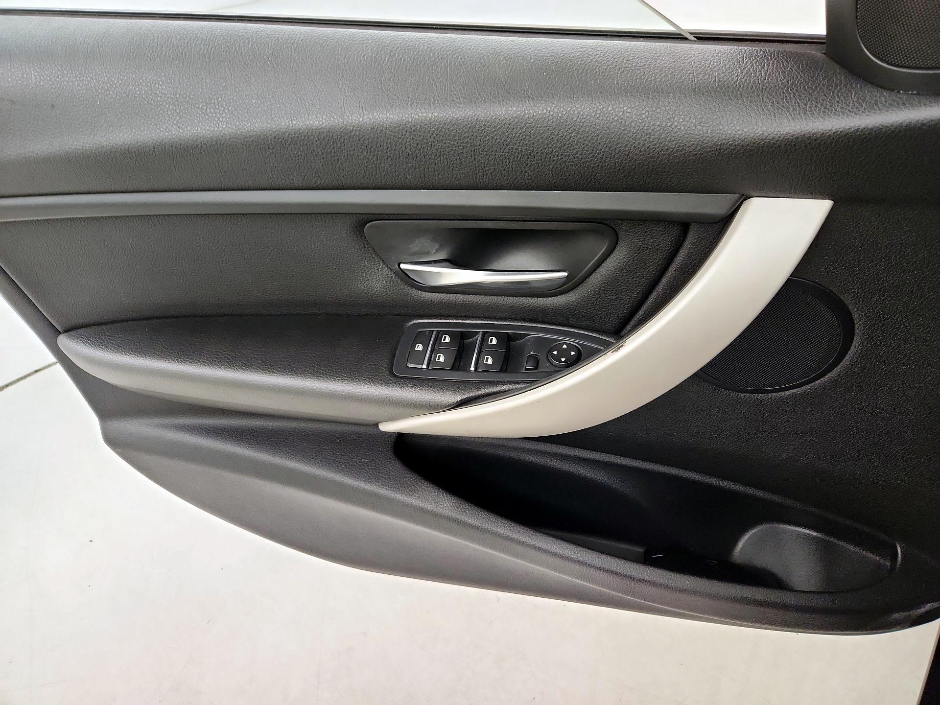 Thumbnail: 2016 BMW 3 Series - 12