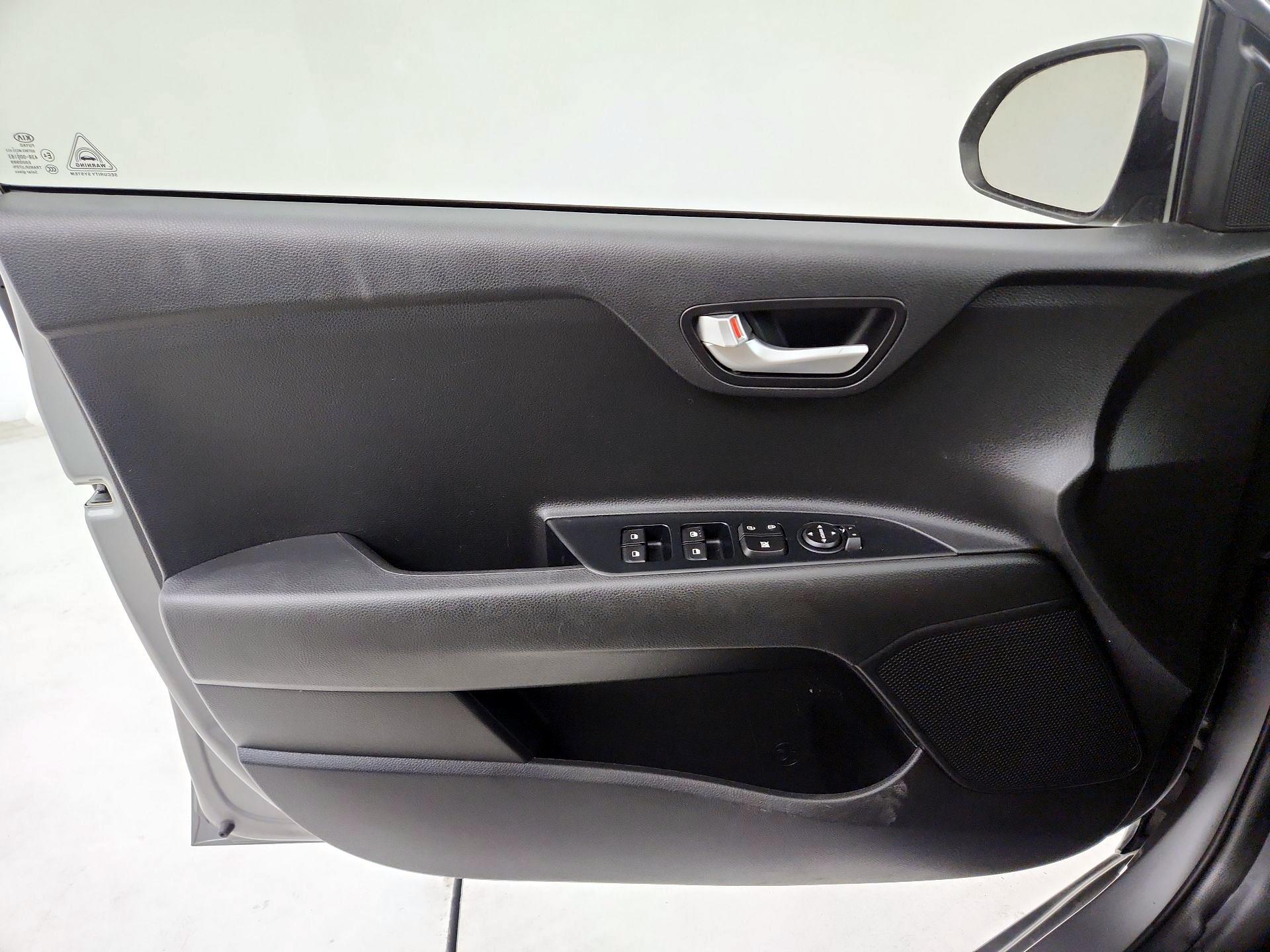 Thumbnail: 2021 Kia Rio - 10